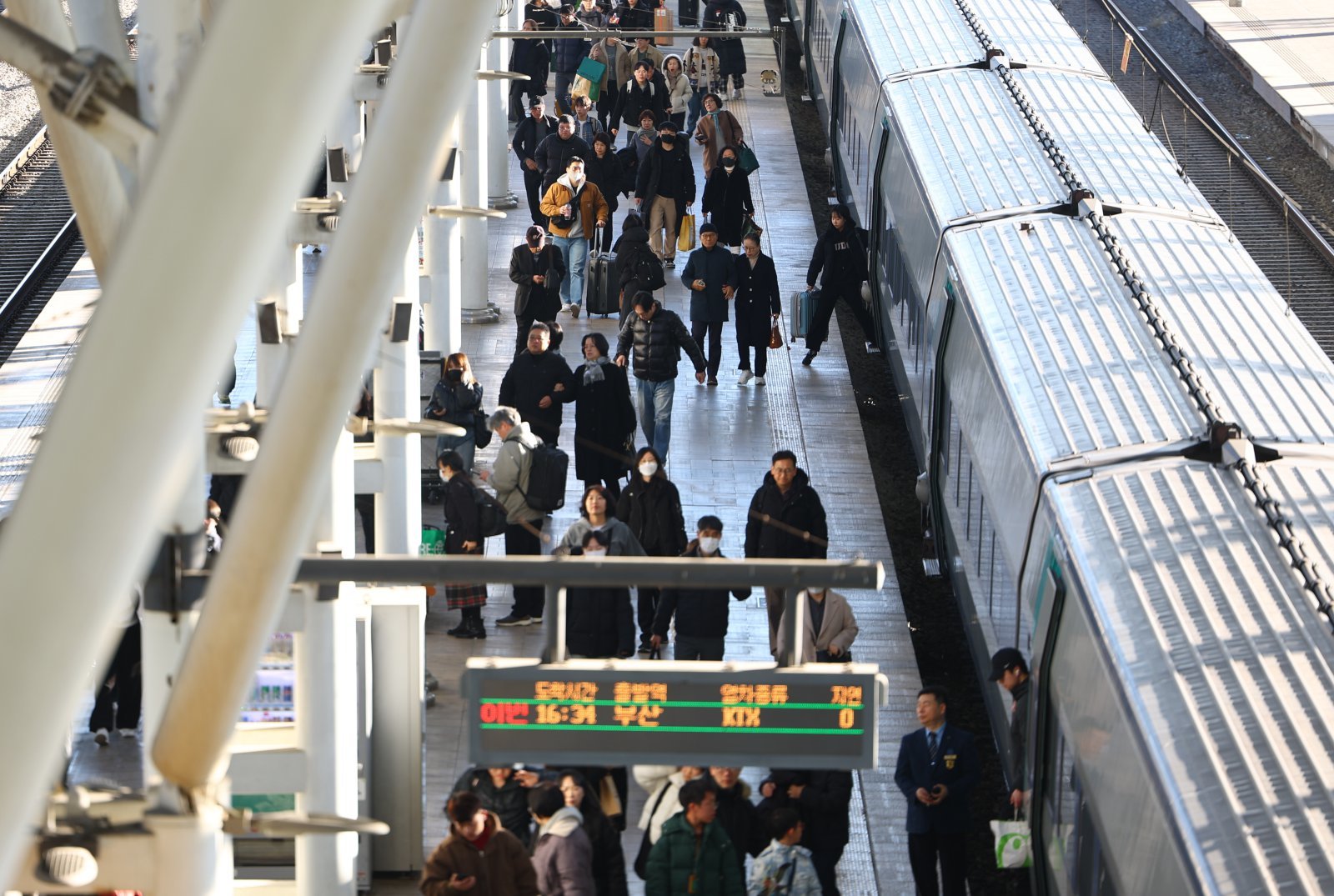 설날인 17일 서울역에서 귀경객들이 열차에서 내려 이동하고 있다. 2026.02.17. 서울=뉴시스