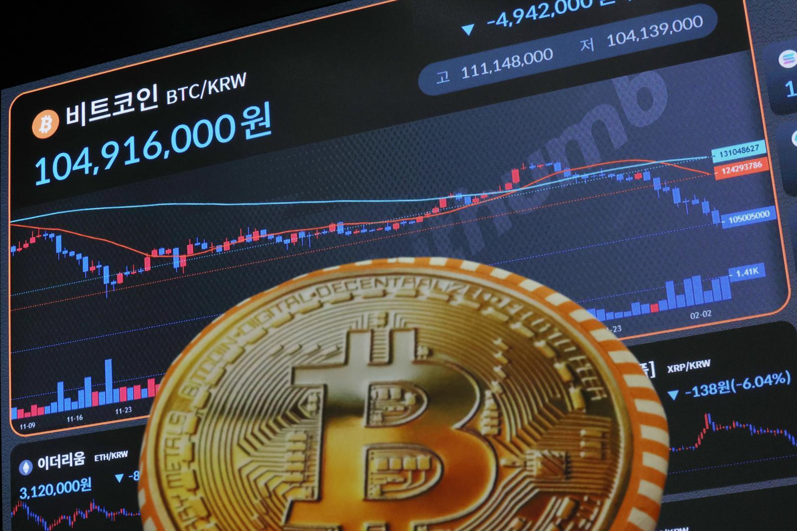 [서울=뉴시스] 비트코인 가격이 7만1000달러 아래로 떨어진 5일 서울 강남구 빗썸라운지에 전광판에 비트코인 등 암호화폐 시세가 나오고 있다. 2026.02.05.