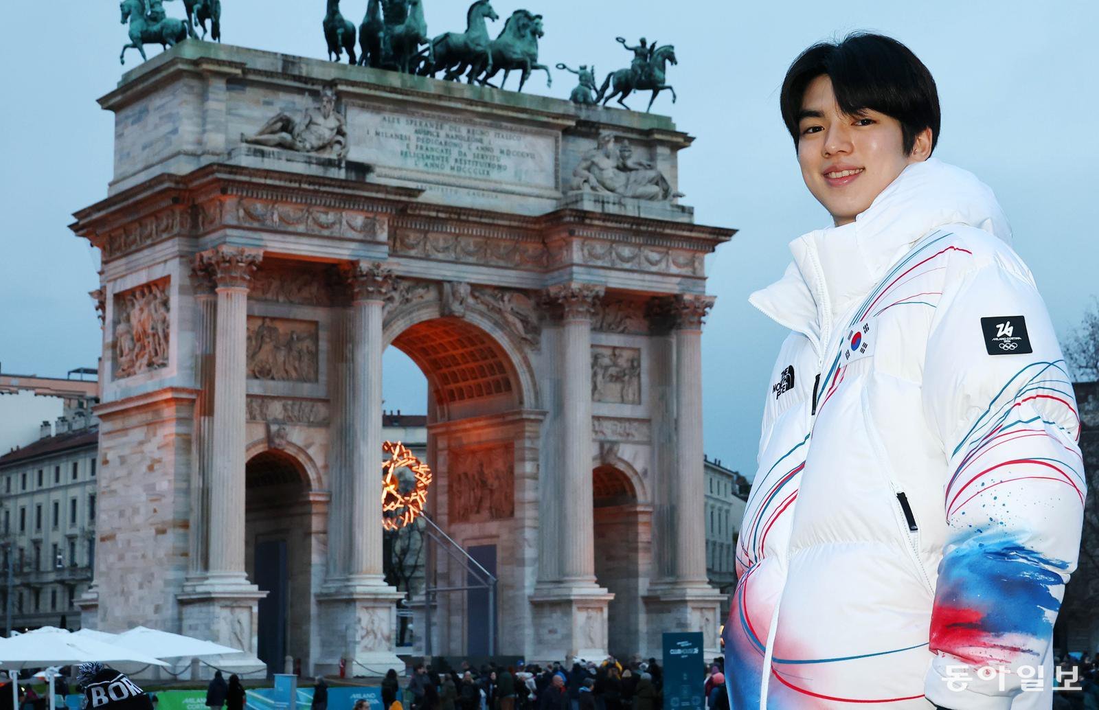 17일 이탈리아 밀라노 평화의 아치에 설치된 봉화를 배경으로 인터뷰 하는 피겨 스타 차준환 선수. 전영한 기자 scoopjyh@donga.com