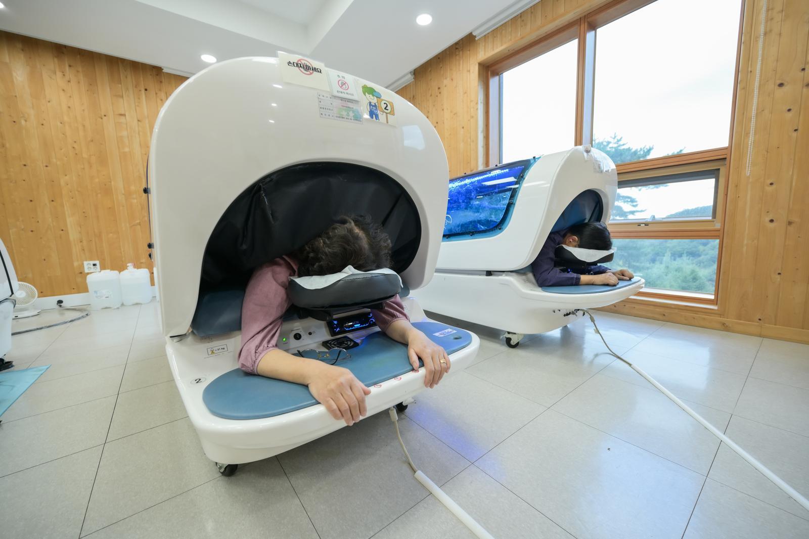 산림복지진흥원은 전국 산림복지시설에서 설 연휴 이후에도 상시 이용할 수 있는 체험형 치유 프로그램을 운영한다고 18일 밝혔다. 사진은 국립산림치유원을 찾은 시민들이 아쿠아마사지 스파를 이용하는 모습. 산림복지진흥원 제공