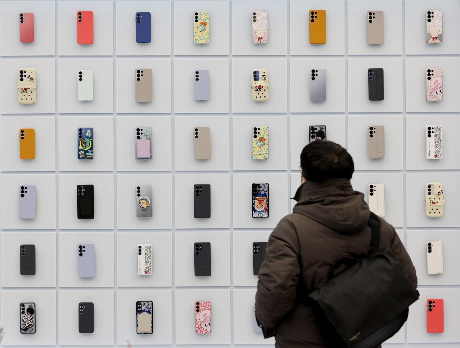 삼성전자는 7일부터 갤럭시 S25 시리즈를 전 세계 주요 국가에서 출시한다고 밝혔다. 갤럭시 S25 시리즈는 한국, 미국, 영국, 인도, 태국 등을 시작으로 전 세계 120여개국에 순차 출시된다. 갤럭시 S25 시리즈 출시에 맞춰 구글 제미나이를 사용할 수 있는 언어가 총 46개로 확대된다. 사진은 7일 서울 서초구 삼성 강남 매장에서 시민들이 제품을 체험하고 있다. 2025.02.07 뉴시스