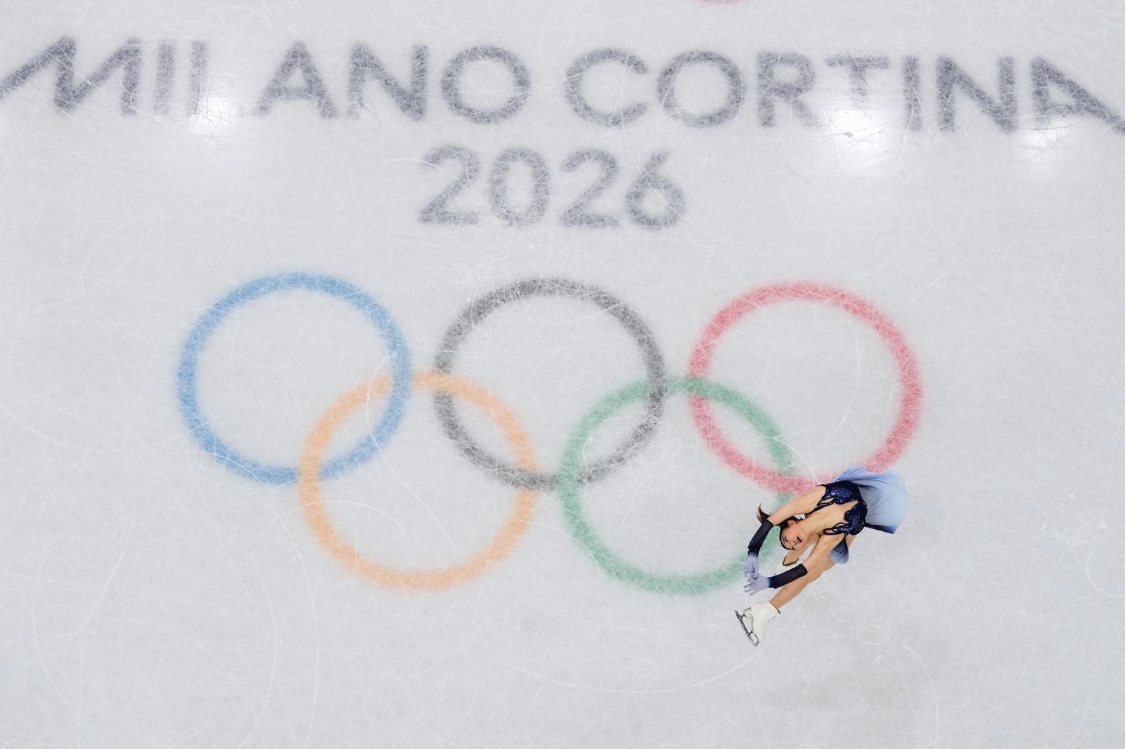 이번 올림픽을 끝으로 은퇴하는 사카모토 가오리가 ‘타임 투 세이 굿바이’ 음악에 맞춰 스핀 연기를 하고 있다. 밀라노=AP 뉴시스