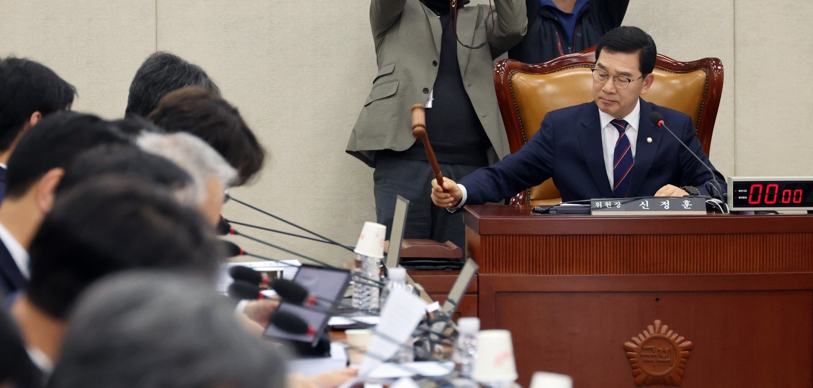 신정훈 국회 행정안전위원회 위원장이 12일 오후 서울 여의도 국회에서 행정통합 의결을 위해 열린 전체회의에서 의사봉을 두드리고 있다. 2026.02.12 뉴시스