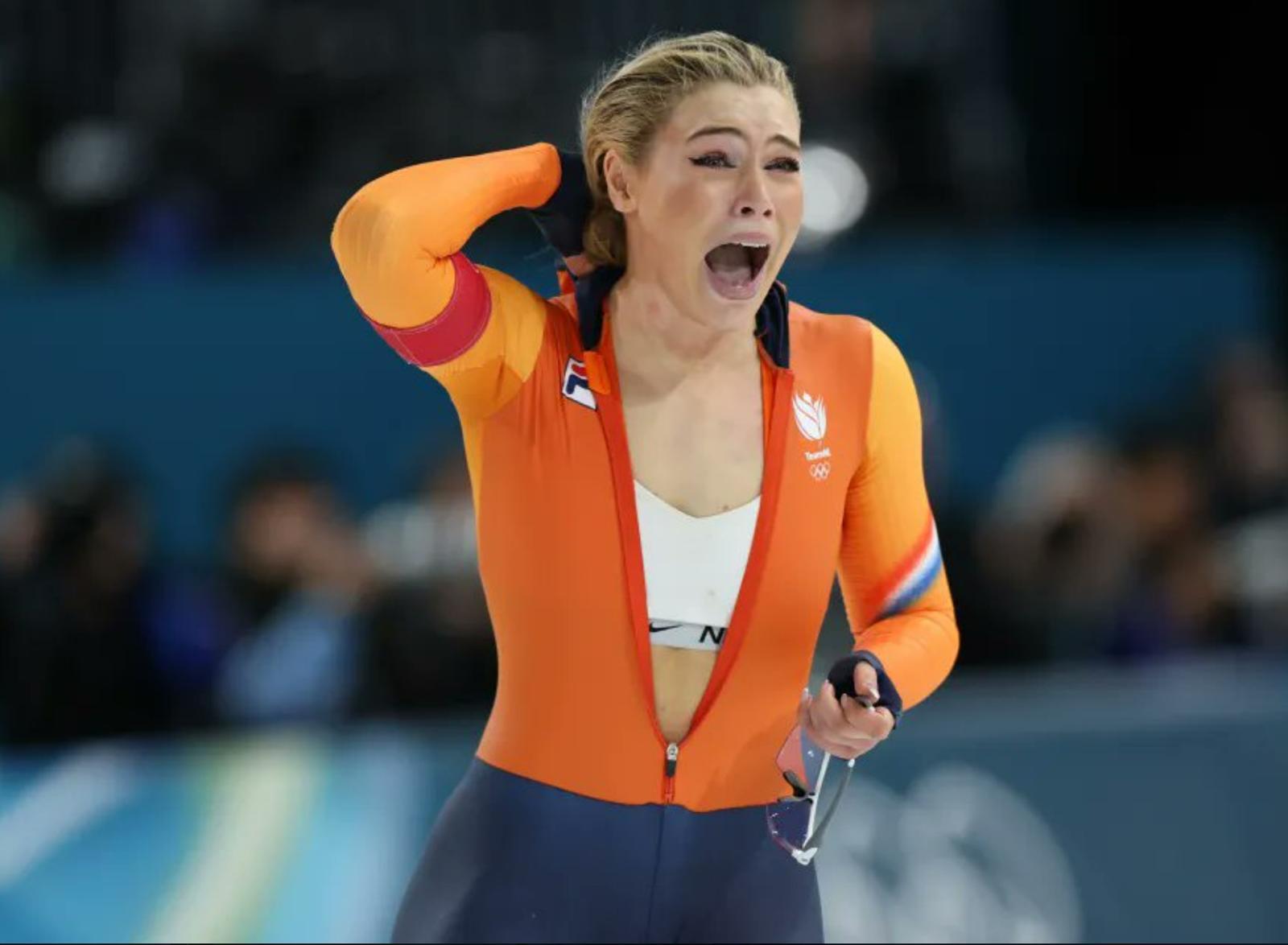 네덜란드 스피드스케이팅 스타 유타 레이르담이 10일 열린 2026 밀라노-코르티나담페초 겨울올림픽 여자 1000m에서 금메달을 딴 뒤 지퍼를 내려 스포츠 브라를 노출하고 있다. X 캡처