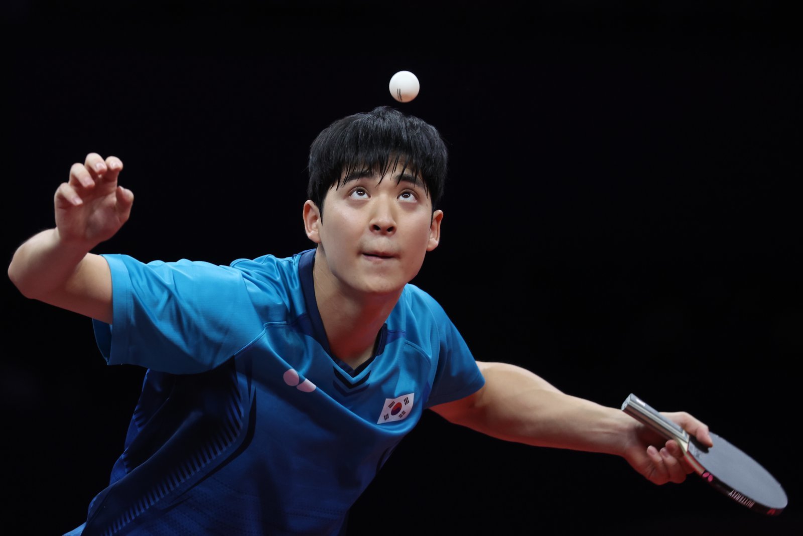 26일 중국 궁수 커낼 스포츠파크에서 열린 2022 항저우 아시안게임 남자 탁구 단체전 결승전 한국 대 중국 경기, 3세트 한국 박강현이 서비스를 하고 있다. 2023.09.26 뉴시스