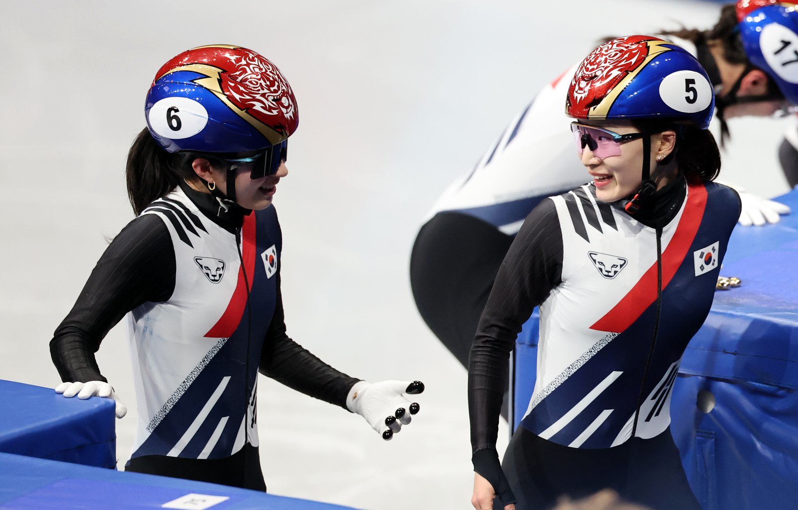 쇼트트랙 최민정이 14일(현지시간) 이탈리아 밀라노 아이스 스케이팅 아레나에서 열린 2026 밀라노·코르티나담페초 동계올림픽 쇼트트랙 여자 3000m 계주 준결승에서 1위로 결승선을 통과한 김길리와 기쁨을 나누고 있다. 2026.2.15 뉴스1