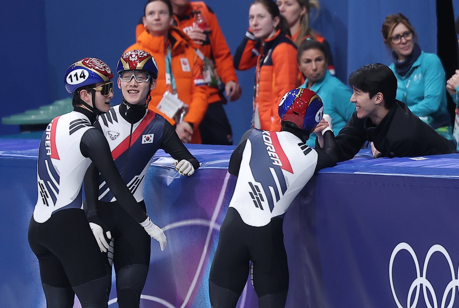 쇼트트랙 임종언(113), 이준서(112), 신동민(114), 이정민(111)이 16일(현지시간) 이탈리아 밀라노 아이스스케이팅 아레나에서 열린 2026 밀라노·코르티나담페초 동계올림픽 쇼트트랙 남자 5000m 계주 준결승에서 결승행을 확정 지은 후 황대헌과 기뻐하고 있다. 2026.2.16 뉴스1