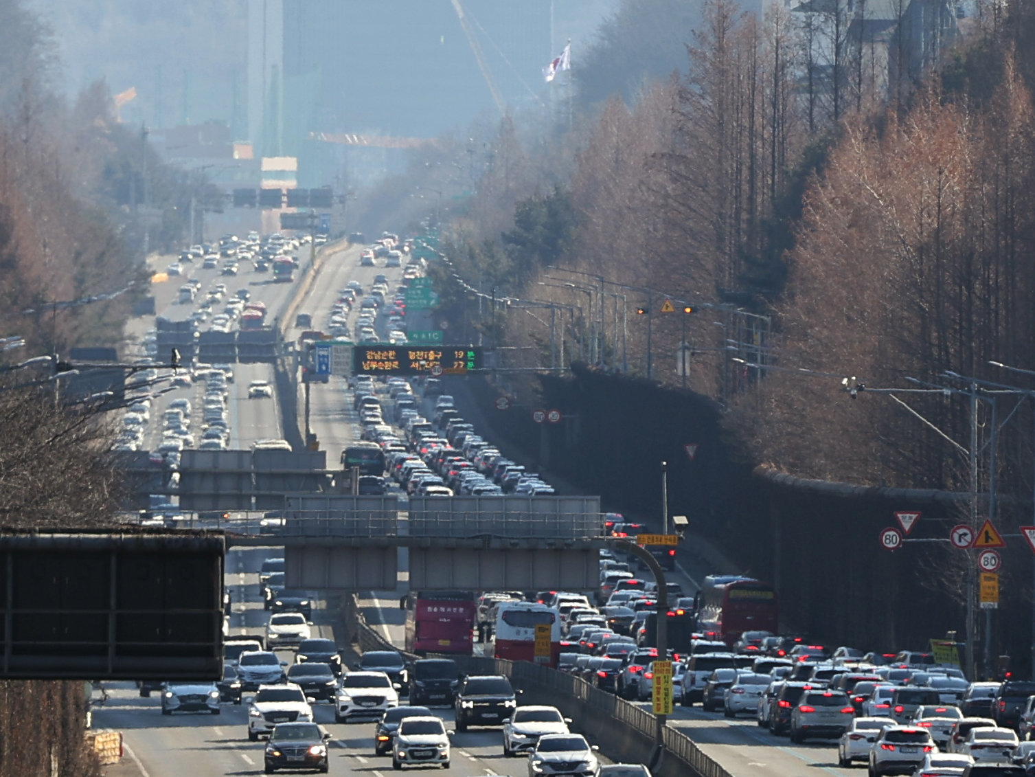 설날 당일인 17일 오후 서울 서초구 잠원IC 인근 경부고속도로 상행선(왼쪽)·하행선 방향 차량들이 서행하고 있다. 한국도로공사에 따르면 이날 전국에서 자동차 615만대가 고속도로를 이용할 것으로 보고 있다. 수도권에서 지방으로 향하는 차량은 44만대, 지방에서 수도권으로 향하는 차량은 47만대로 예상했다. 2026.2.17 뉴스1
