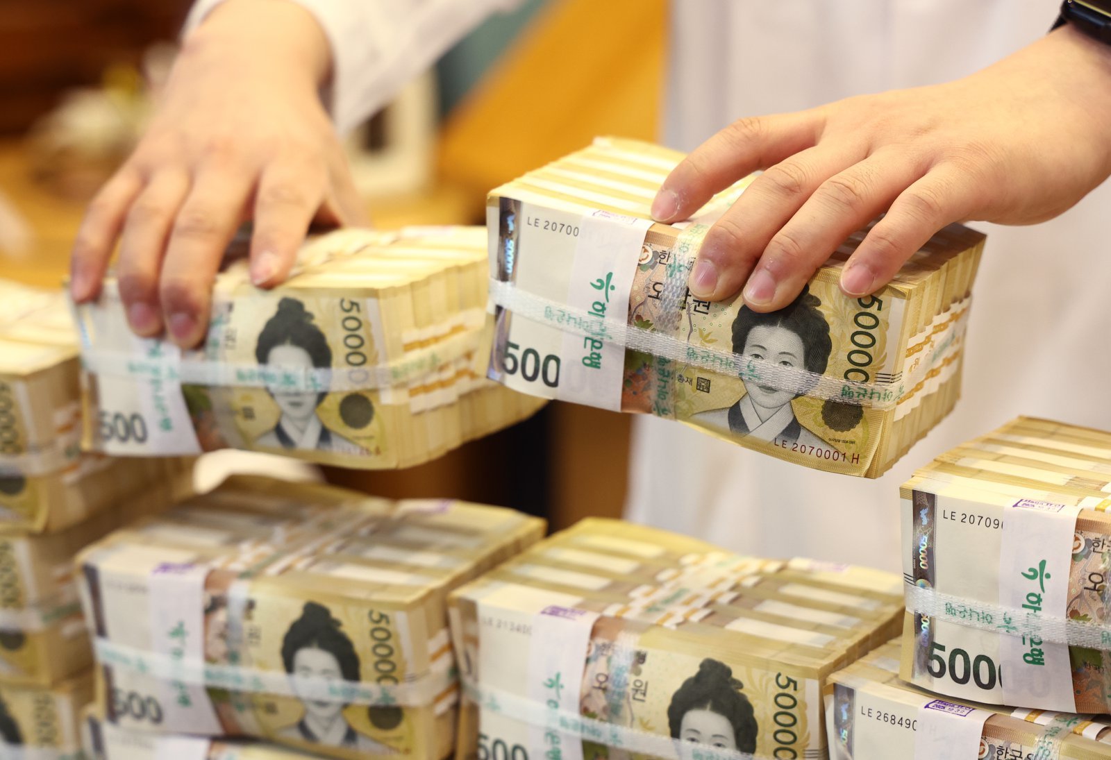 5일 서울 중구 하나은행 위변조센터에서 직원이 5만원권을 정리하고 있다. 2026.2.5 뉴스1