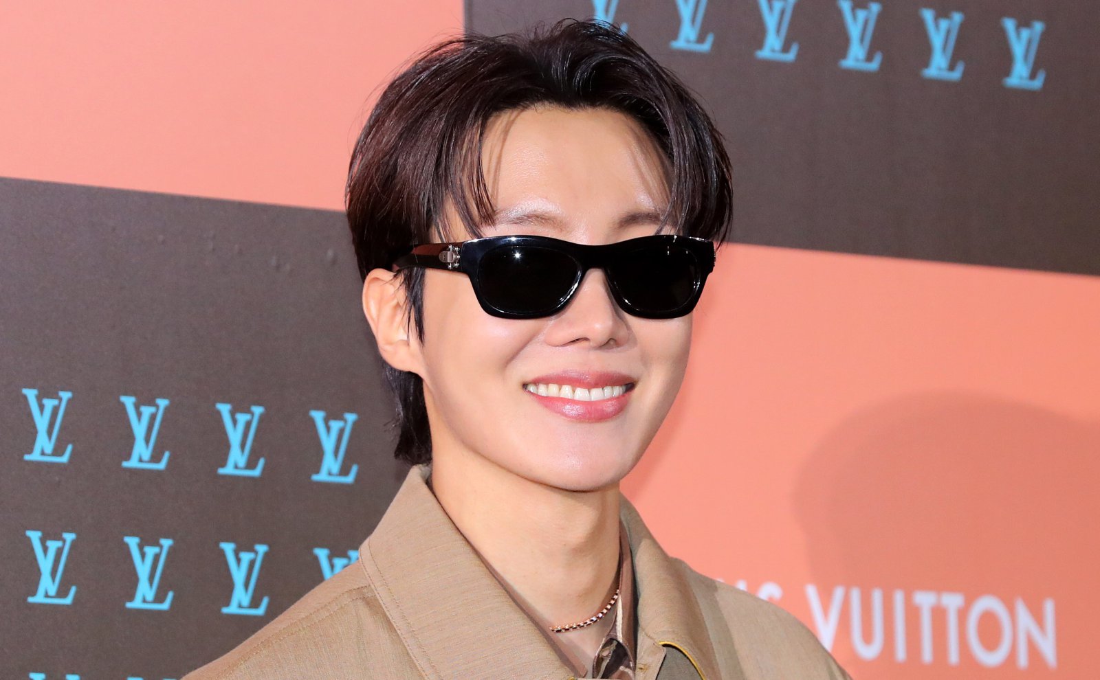 그룹 BTS 제이홉가 3일 오후 서울 중구 신세계백화점에서 열린 루이비통 비저너리 저니 서울 오프닝 이벤트에서 포즈를 취하고 있다. 2025.12.03 뉴시스