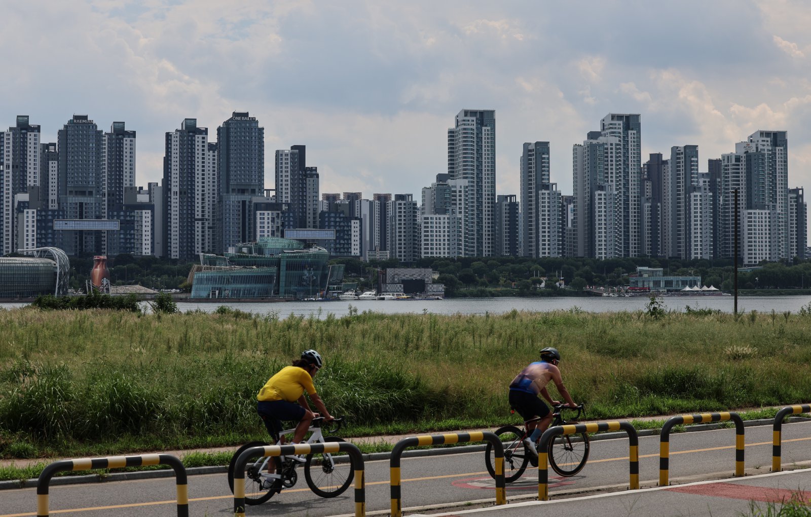 18일 오후 서울 용산구 한강시민공원에서 서초 래미안 원베일리 아파트 단지가 보이고 있다.  국내 한 부동산 플랫폼 업체 발표에 따르면 올해 서울에서 거래된 전용면적 84∼85㎡(국평) 아파트의 거래가를 분석한 결과, 가장 비싸게 거래된 아파트는 지난달 2일 60억원에 거래된 래미안원베일리라고 밝혔다. 2024.09.18 뉴시스