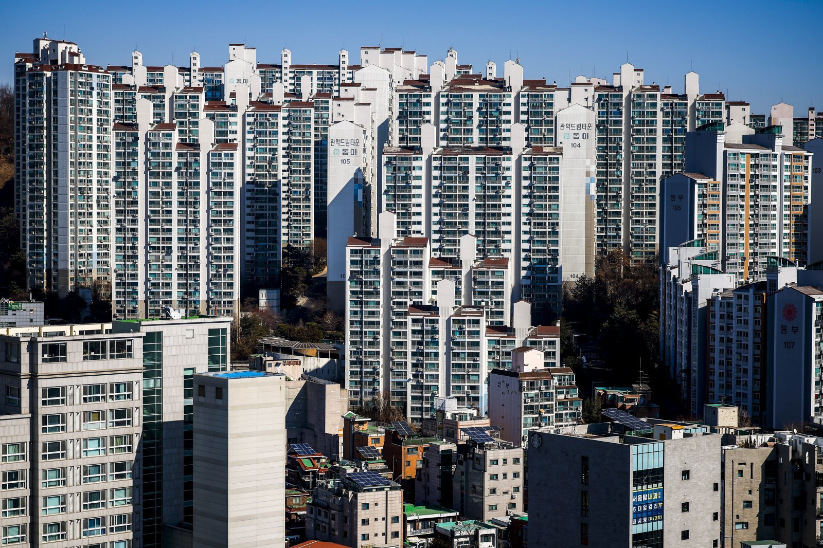 지난주 전국 시·군·구 가운데 아파트 가격이 가장 많이 오른 곳은 경기 용인 수지구와 서울 관악구인 것으로 나타났다. 두 곳은 1주일 전보다 각각 0.59%와 0.57% 뛰며 높은 상승세를 기록했다. 상대적으로 덜 오른 데다 절대 금액이 적은 서울 외곽과 경기권에 수요가 몰리는 분위기다.   사진은 9일 서울 관악구 아파트. 2026.02.09 뉴시스