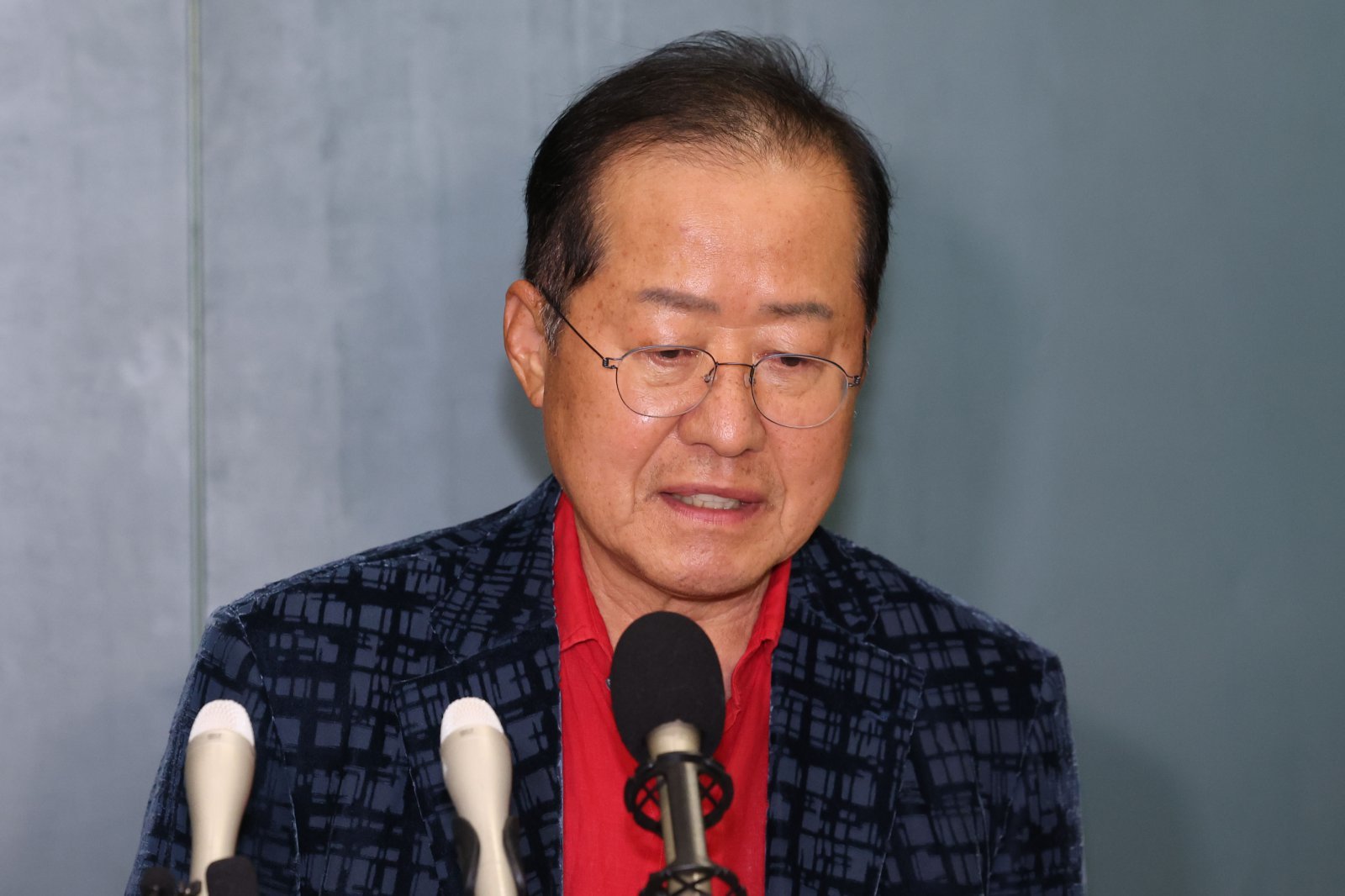 국민의힘 대선 후보 경선에서 탈락한 뒤 정계 은퇴를 선언하고 하와이에 체류했던 홍준표 전 대구시장이 17일 인천 중구 인천국제공항 제1터미널을 통해 귀국해 발언하고 있다. 2025.06.17 뉴시스