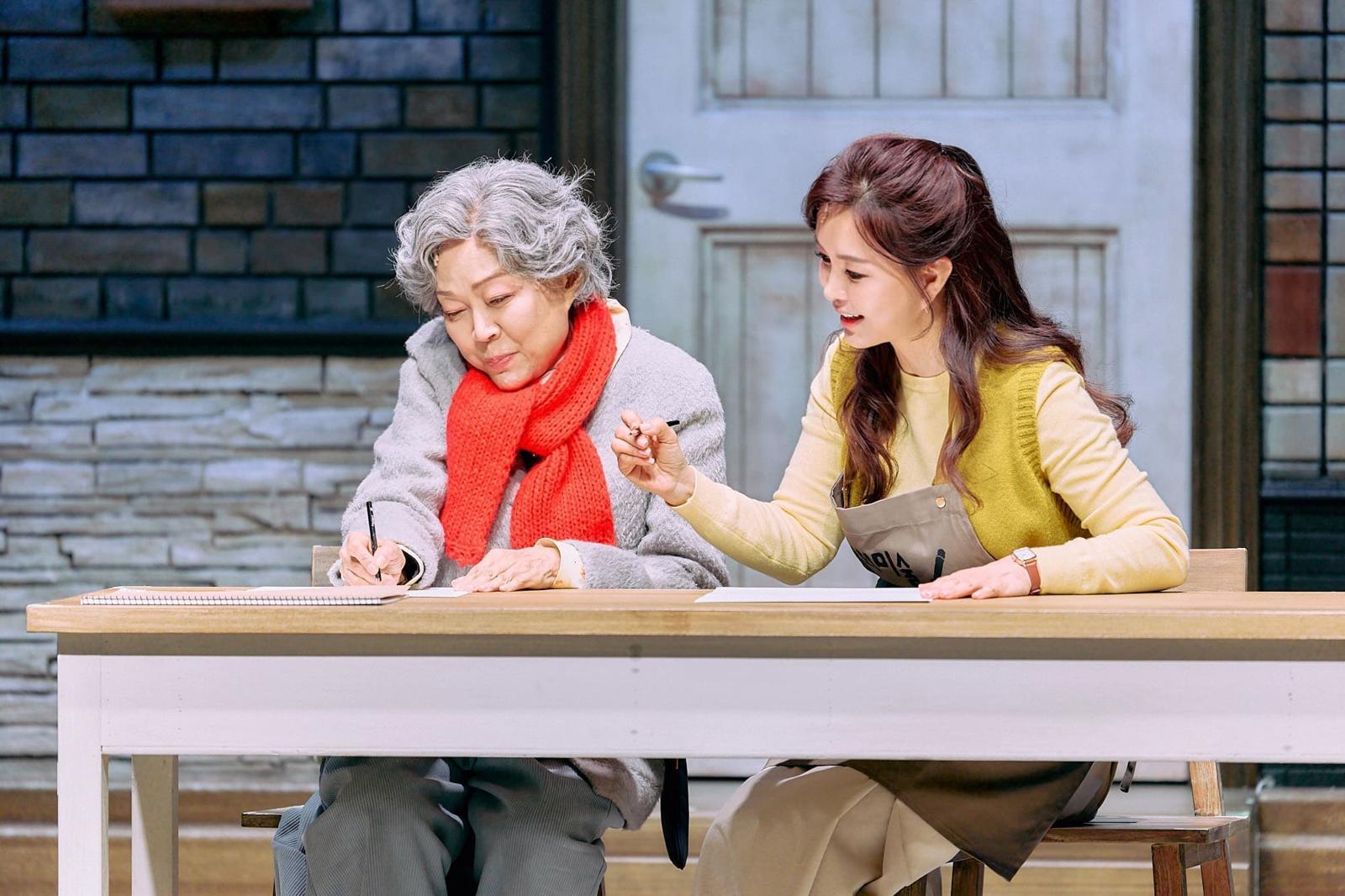 연극 ‘노인의 꿈’에서 춘애(김용림·왼쪽)가 그림 그리는 것을 가르쳐주는 봄희(신은정).           수컴퍼니 제공