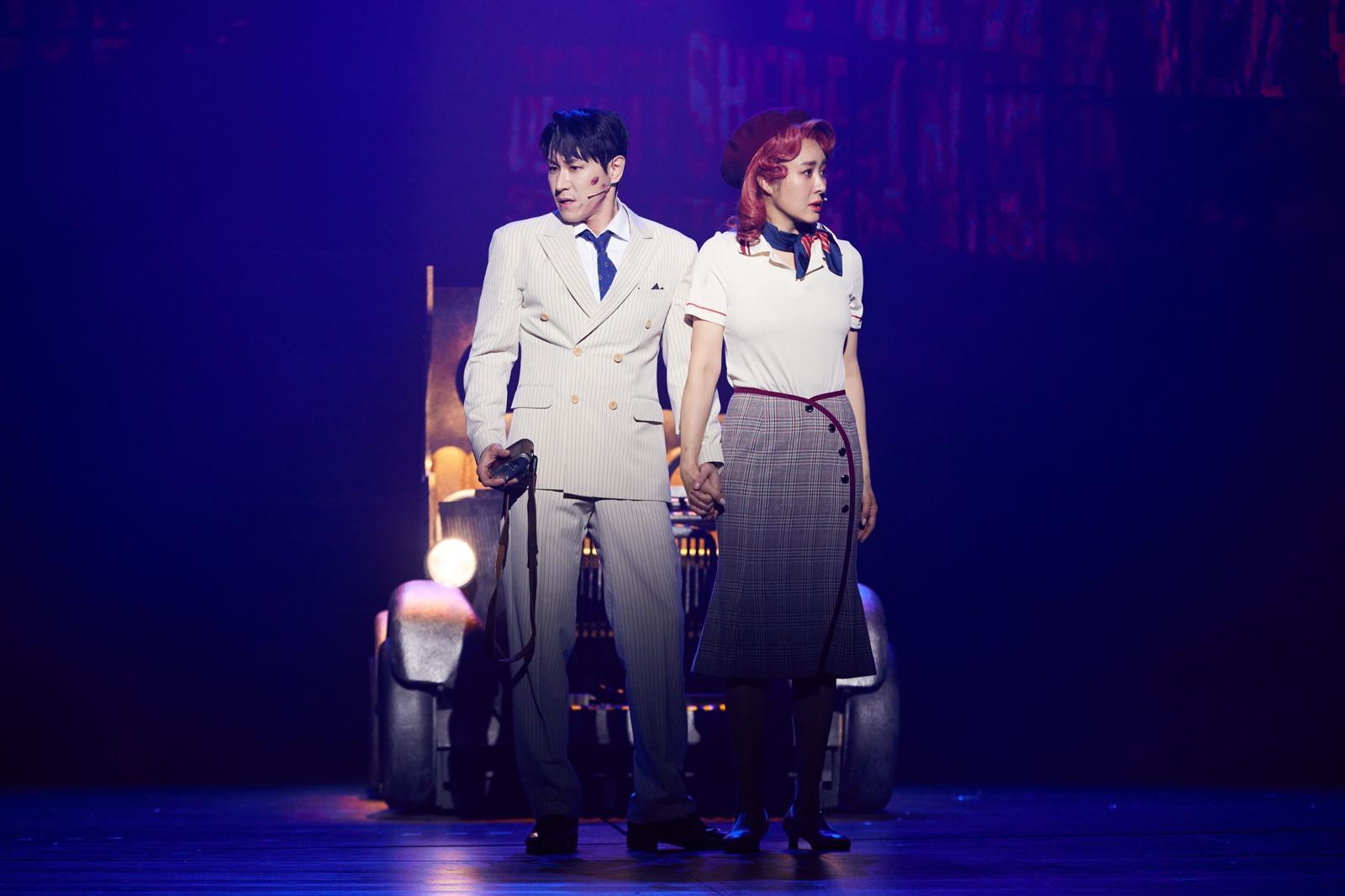 뮤지컬 ‘보니 앤 클라이드’에서 보니(옥주현·오른쪽)와 클라이드(조형균)는 경찰이 포위망을 좁혀오지만 끝까지 함께 한다.  쇼노트 제공