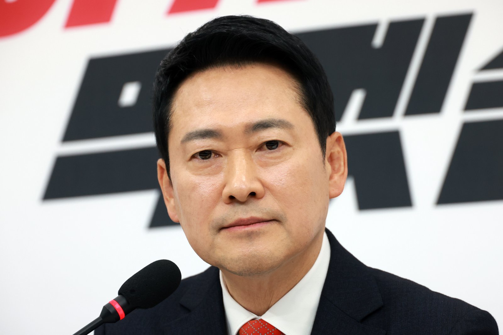 장동혁 국민의힘 대표가 12일 서울 여의도 국회에서 기자회견을 열고 청와대 오찬 불참 의사를 밝히던 중 생각에 잠겨 있다. 2026.02.12 뉴시스