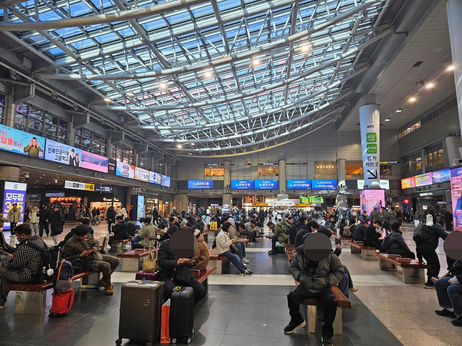 설 연휴 마지막 날인 18일 서울 용산역이 기차를 기다리는 시민들로 붐비는 모습. 2026.2.14 뉴스1