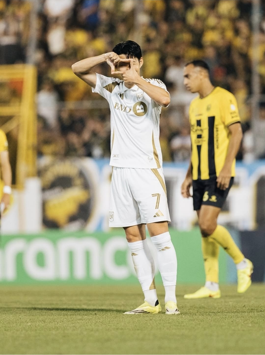 로스앤젤레스(LA) FC의 손흥민이 18일 레알 에스파냐(온두라스)와의 2026시즌 북중미카리브해축구연맹(CONCACAF) 챔피언스컵 1라운드 1차전 전반 22분에 골을 넣은 뒤 ‘찰칵 세리머니’를 하고 있다. 이날 LA FC는 전반전에만 1골 3도움을 기록한 손흥민의 활약에 힘입어 6-1 대승을 거뒀다. 사진 출처 LA FC 인스타그램