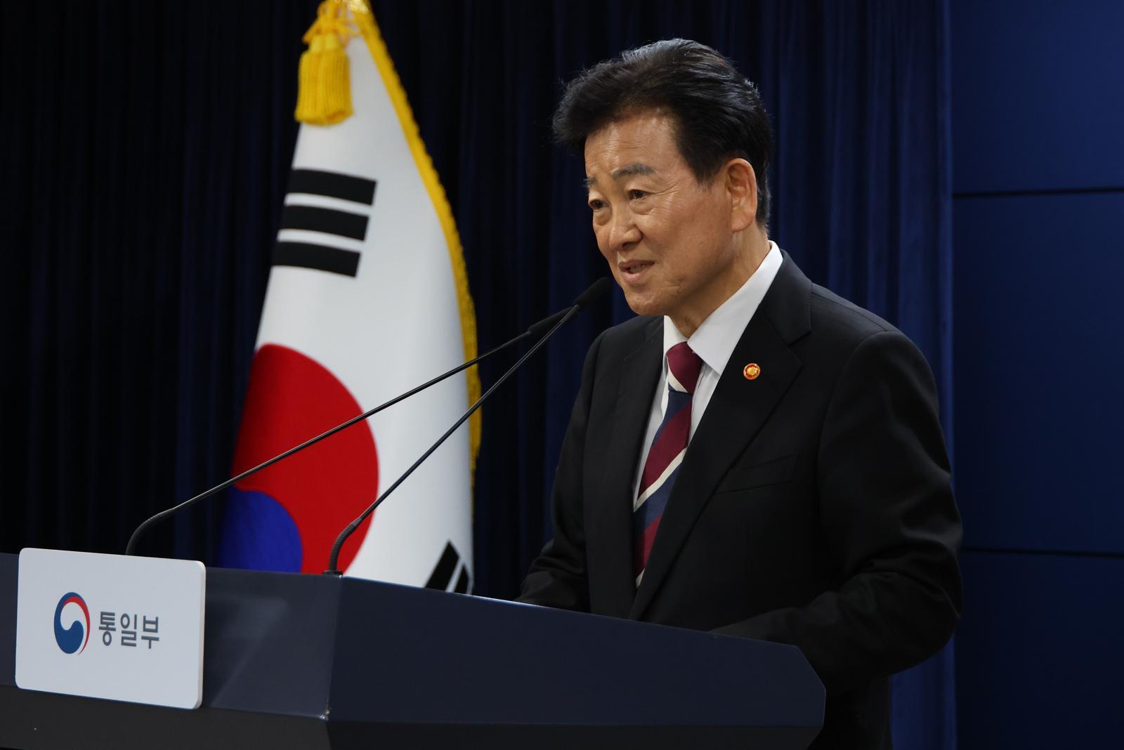 정동영 통일부 장관이 18일 서울 종로구 정부서울청사에서 무인기 사건 관련 입장 및 재발방지대책 추진 계획을 발표하고 있다.