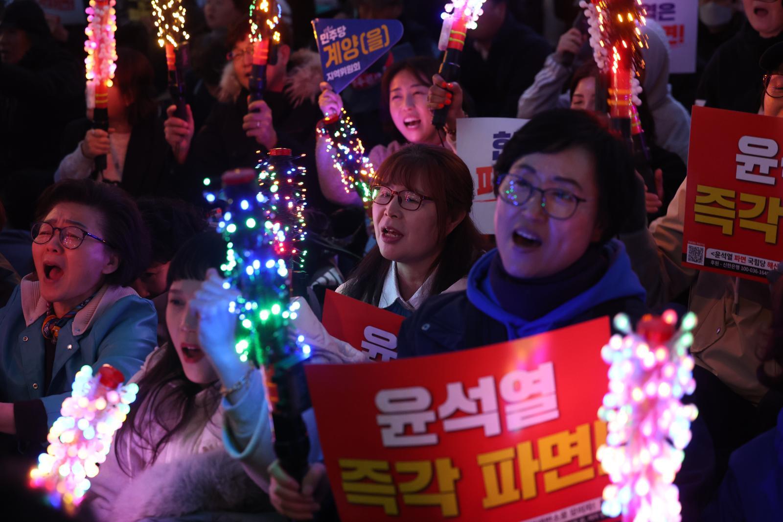 지난해 4월 3일 오후 서울 종로구 안국역 인근에서 윤석열 퇴진 비상행동 등 시민사회단체원들과 시민들이 윤석열 대통령 퇴진 촉구 집회를 하고 있다. 2025.04.03 서울=뉴시스