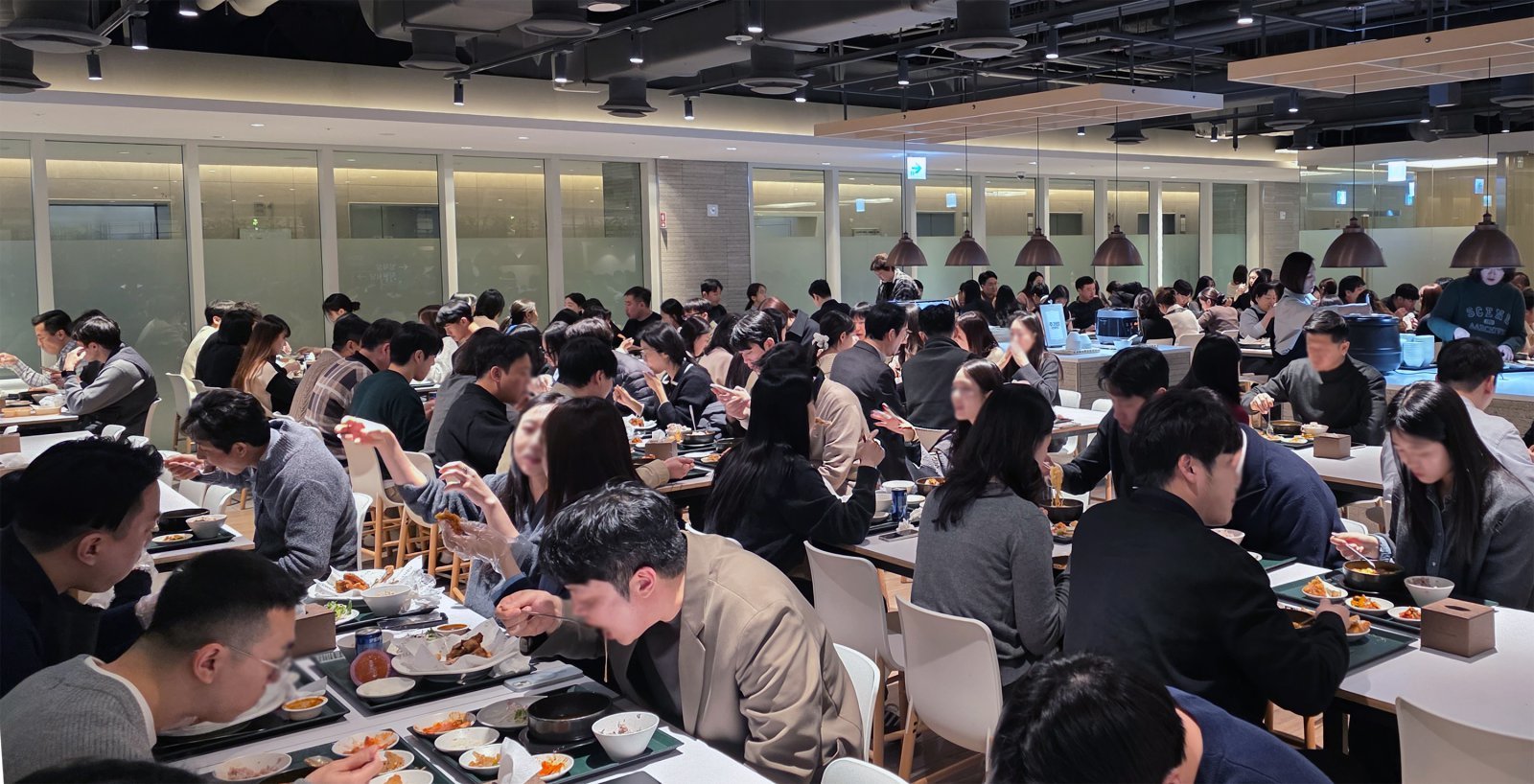 (기사와 관련없는 자료사진) 현대백화점 직원들이 서울 강남구 본사 구내 식당에서 특별 메뉴로 제공된 ‘AI 깐부 콜라보 세트’를 먹고 있다. 현대그린푸드 제공