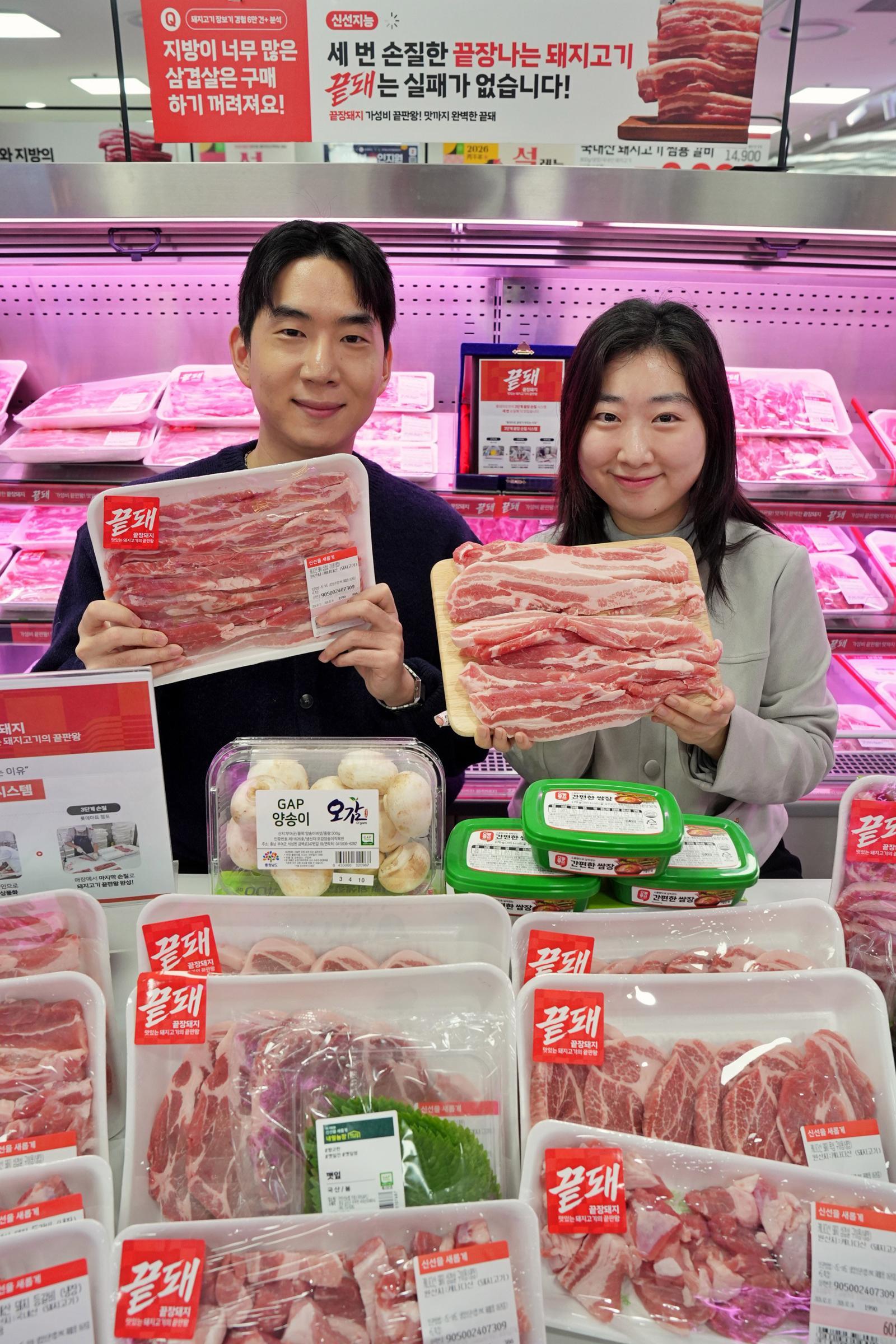 “수입 돼지고기 최대 50% 싸게 팔아요”
18일 서울 송파구 롯데마트 제타플렉스 잠실점에서 모델들이 수입 돼지고기 행사 상품을 선보이고 있다. 롯데마트는 20∼25일 수입 돼지고기 행사 ‘끝돼 DAY’를 열고 캐나다산 돼지고기 전 품목을 최대 50% 할인 판매한다. 롯데마트 제공