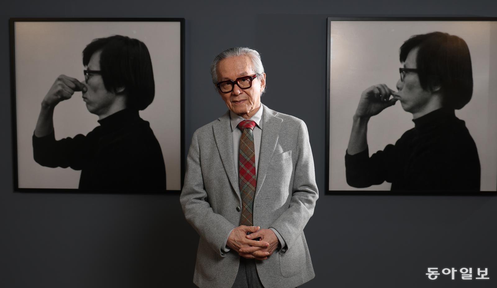 50년 전인 1975년에 했던 퍼포먼스 ‘손의 논리3’을 기록한 사진 앞에 선 이건용 작가. 변영욱 기자 cut@donga.com