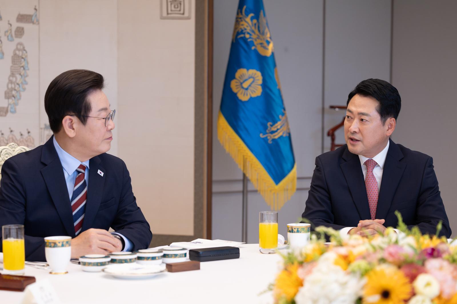 이재명 대통령이 지난해 9월 8일 서울 용산 대통령실 청사에서 열린 여야 지도부 오찬 회동에서 장동혁 국민의힘 대표의 발언을 듣고 있다. 대통령실 제공