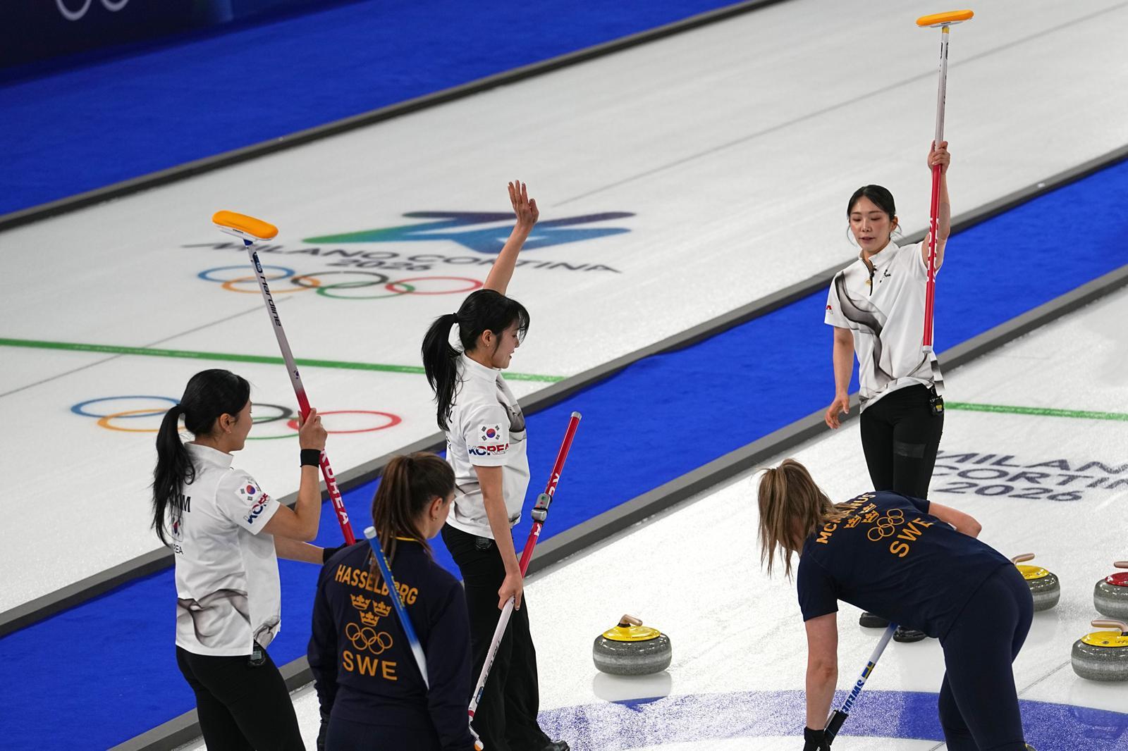 한국 여자 컬링 대표팀이 18일(현지 시간) 이탈리아 코르티나담페초의 코르티나 컬링 올림픽 스타디움에서 열린 2026 밀라노·코르티나 동계올림픽 컬링 라운드로빈 8차전 스웨덴과 경기하고 있다. 한국이 8-3으로 승리해 5승 3패를 기록하며 4강 진출을 위한 캐나다와 마지막 경기를 남겨뒀다. 2026.02.18 코르티나담페초=AP/뉴시스