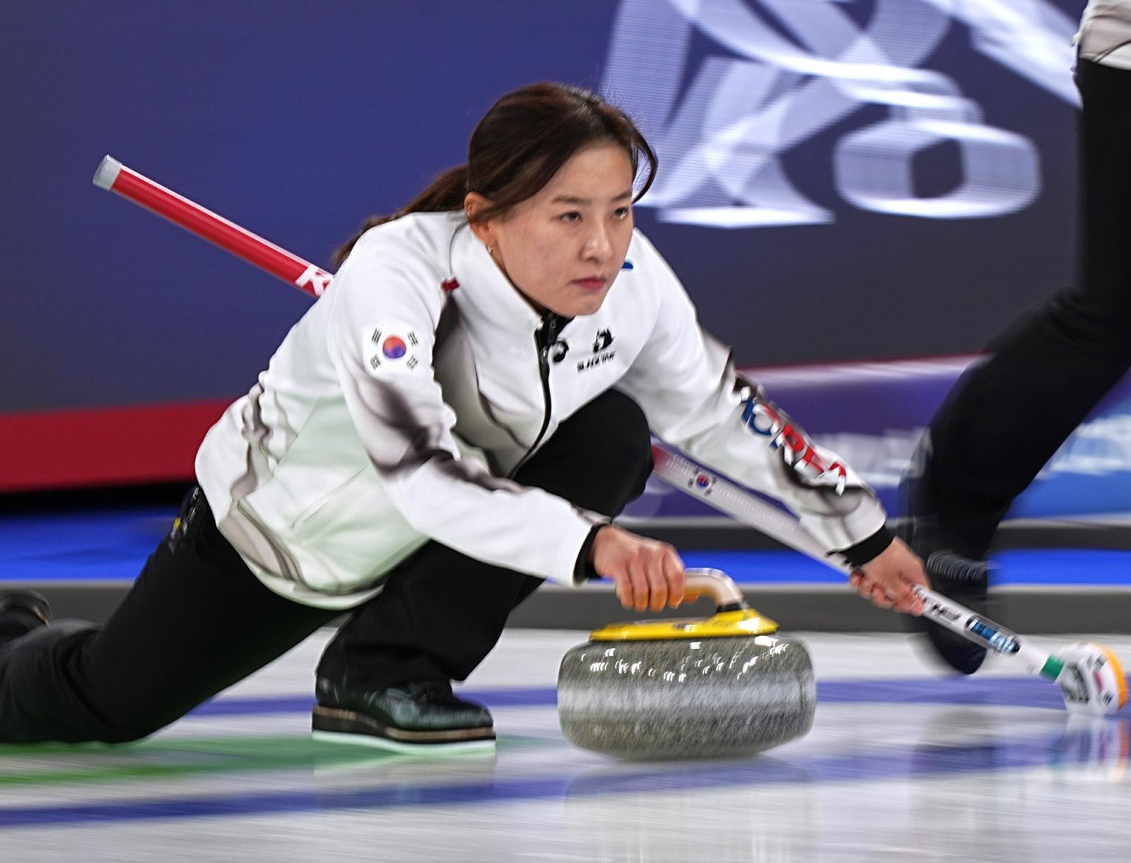 한국 여자 컬링 대표팀 김은지가 18일(현지 시간) 이탈리아 코르티나담페초의 코르티나 컬링 올림픽 스타디움에서 열린 2026 밀라노·코르티나 동계올림픽 컬링 라운드로빈 8차전 스웨덴과 경기 중 스톤을 투구하고 있다. 2026.02.18 코르티나담페초=AP/뉴시스