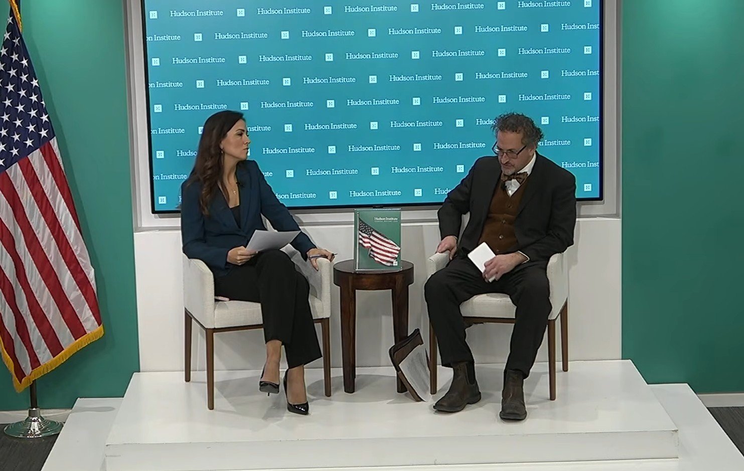 크리스토퍼 야우 미국 국무부 차관보(오른쪽)가 17일(현지시간) 워싱턴DC 허드슨연구소에서 열린 행사에서 중국의 2020년 비밀핵실험 의혹에 대해 말하고 있다. 허드슨연구소 방송 캡처/뉴스1