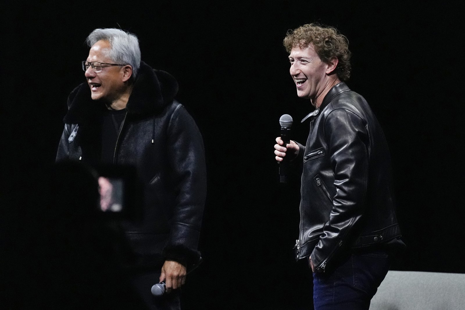 엔비디아 젠슨황(왼쪽)과 메타 창립자 마크 저커버그. AP 뉴시스