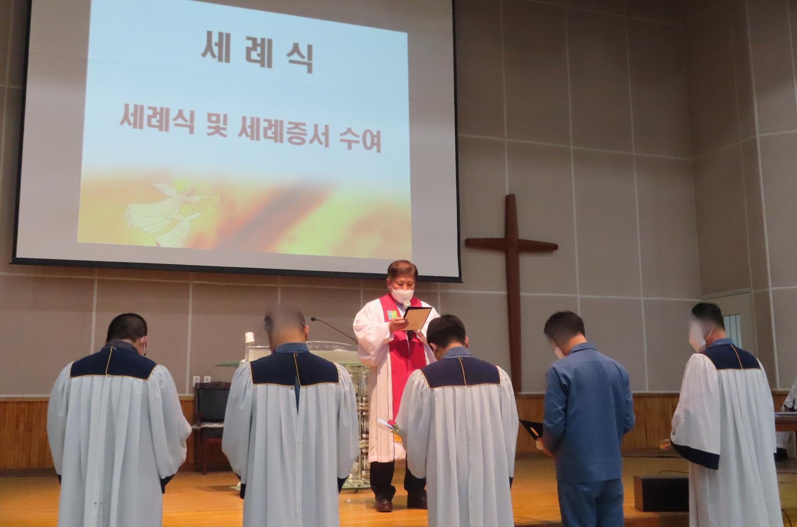 김기동 목사(가운데)는 “흔히 교도소 선교는 열매가 잘 보이지 않는다고 하지만 그럴수록 한국 교회가 재소자 교정·교화에 더 힘을 써야 한다고 믿는다”라며 “교도소가 처벌하는 곳을 넘어 재소자들의 인생 2막을 열고 인생 역전을 할 수 있는 기회를 주는 공간이 된다면 우리 사회가 더 나아질 것이기 때문”이라고 말했다. 김기동 목사 제공.