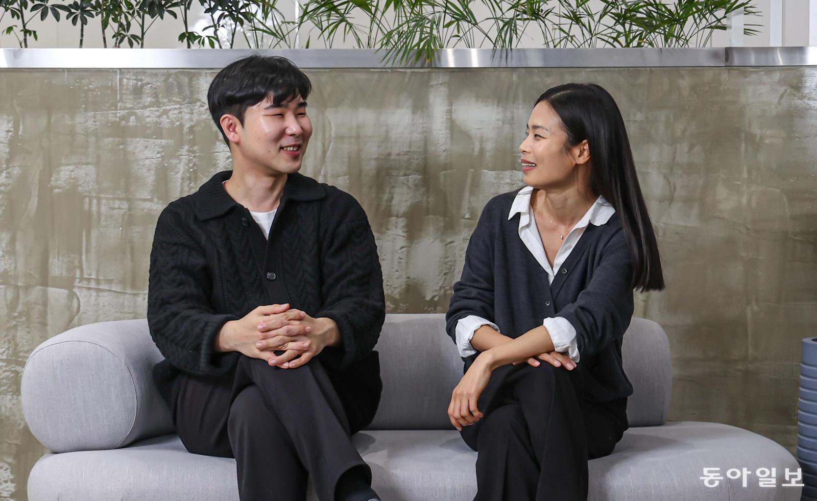 12일 서울 종로구 동아미디어센터에서 만난 한정석 작가(왼쪽)와 이선영 작곡가. 뮤지컬 아카데미를 다닐 때부터 친분을 맺은 두 사람은 뮤지컬 ‘라이카’ ‘쇼맨’ ‘레드북’ 등도 함께했다. 이한결 기자 always@donga.com