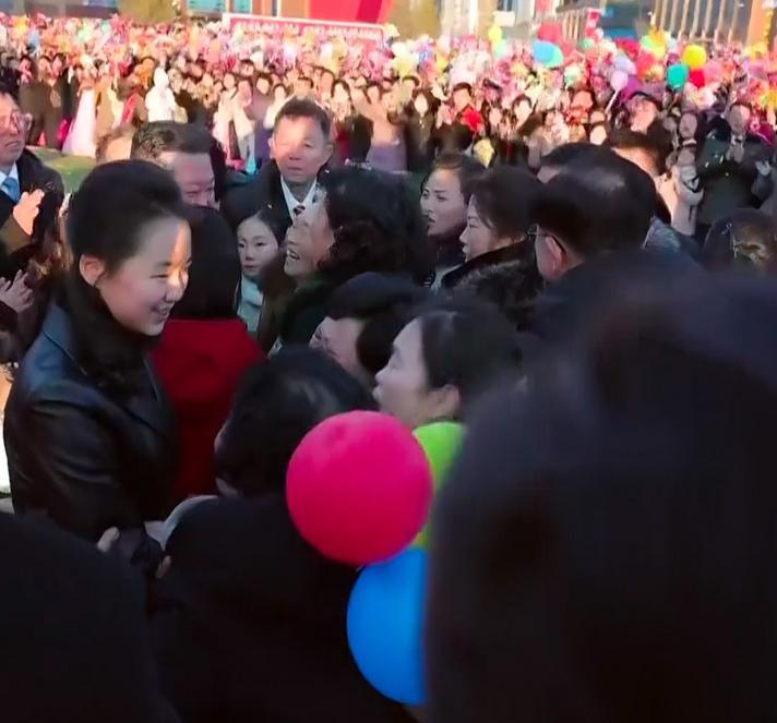 北주민 껴안는 김주애 이례적 공개
김정은 북한 국무위원장이 16일 딸 주애(왼쪽)와 함께 평양 화성지구 4단계 1만 가구 주택 준공식에 참석했다고 북한 조선중앙TV가 17일 보도했다.
조선중앙TV 화면 캡처