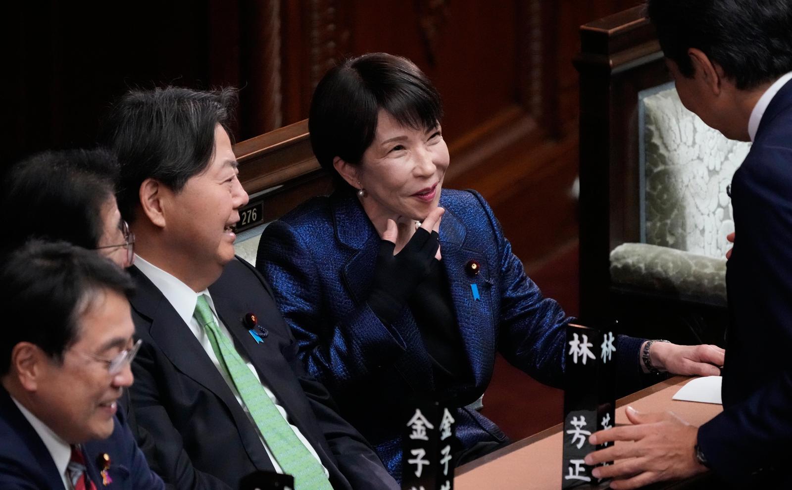 중의원 회의서 웃음꽃
18일 일본 도쿄 의회에서 열린 중의원 특별회의에서 다카이치 사나에 일본 총리(오른쪽에서 두 번째)가 자민당 의원들과 대화하고 있다. 도쿄=AP 뉴시스