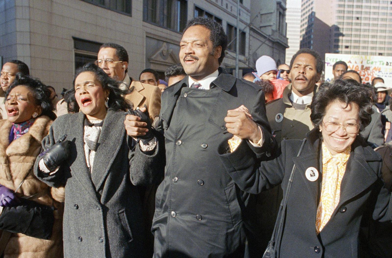 1987년 1월 제시 잭슨 목사(가운데)가 조지아주 애틀랜타에서 열린 흑인 인권 운동가인 마틴 루서 킹 목사를 기리는 행사에 참여해 노래를 부르고 있다. 1980년대 미국 흑인 인권 운동을 주도했던 그는 17일 일리노이주 시카고의 자택에서 숨을 거뒀다. 애틀랜타=AP 뉴시스