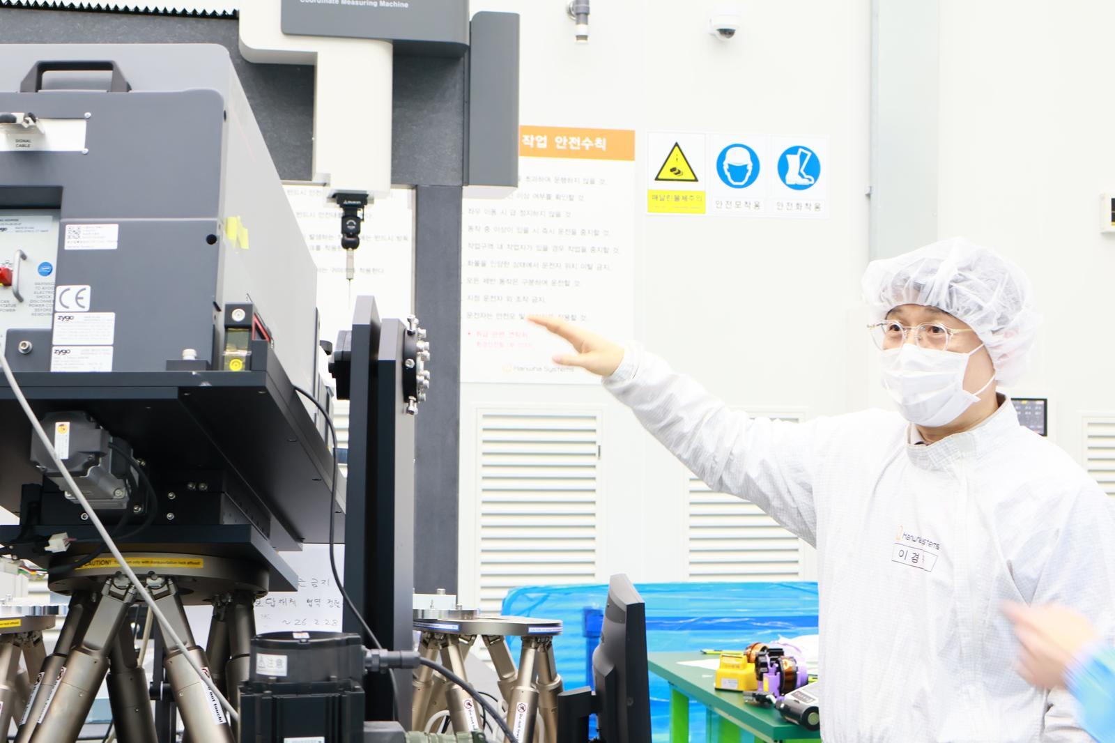 최근 한화시스템 용인연구소 위성 개발 클린룸에서 이경묵 위성탑재체팀 수석연구원이 정찰용 광학위성에 부착될 탑재체 핵심 부품의 오차 측정 장비를 점검하고 있다. 한화시스템은 고해상도 광학 및 합성개구레이더(SAR) 위성을 저궤도에 쏘아 올려 24시간 특정 지역을 감시하고 인공지능(AI)으로 분석하는 시스템을 개발하고 있다. 한화시스템 제공