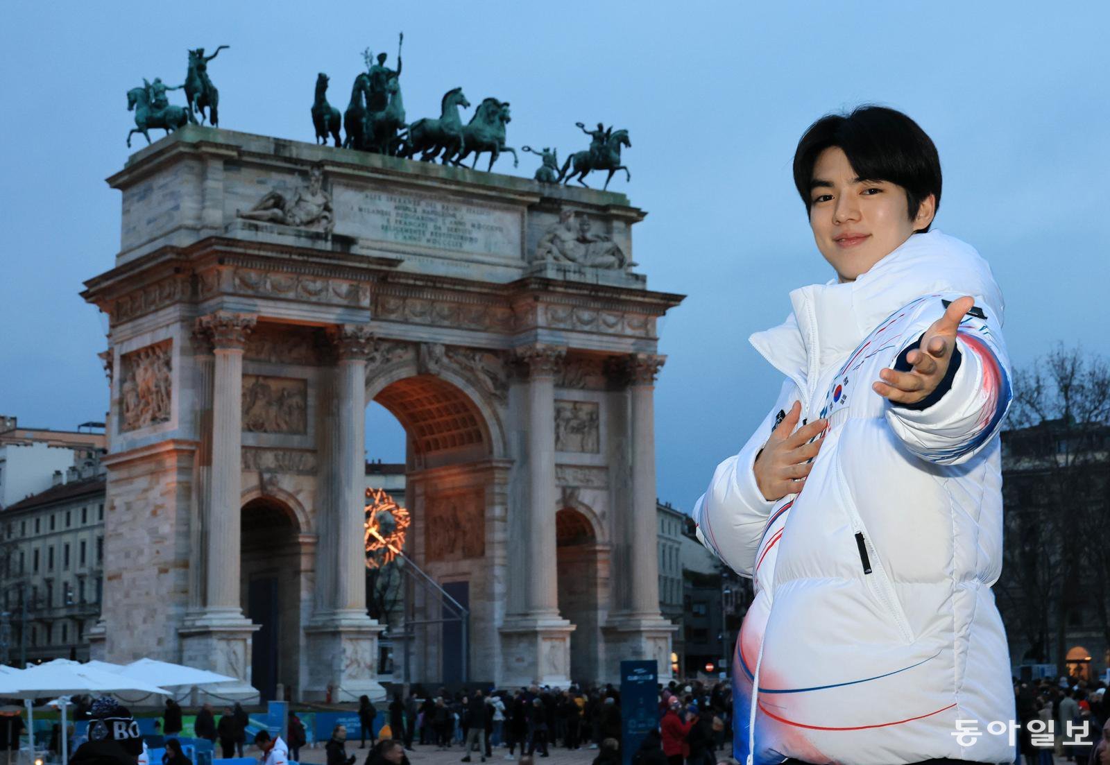 가슴에 태극기가 박힌 단복을 입은 차준환이 17일 이탈리아 밀라노 평화의광장에 설치된 올림픽 성화 앞에 섰다. 차준환은 “프리스케이팅은 (미치광이를 위한 발라드에 맞춰) 정말 ‘광인’처럼 타려고 했다. 모든 걸 쏟고 나와 후련하다”고 했다. 밀라노=전영한 기자 scoopjyh@donga.com