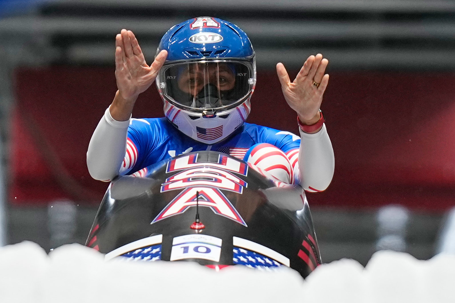 ‘엄마 선수’ 엘라나 마이어스 테일러가 17일 열린 2026 밀라노-코르티나담페초 겨울올림픽 봅슬레이 여자 모노봅 4차 시기에서 결승선을 통과한 뒤 1위를 확정하며 기뻐하고 있다. 다섯 번째 올림픽 출전이었던 테일러는 이날 자신의 올림픽 첫 금메달을 목에 걸었다. 코르티나담페초=AP 뉴시스