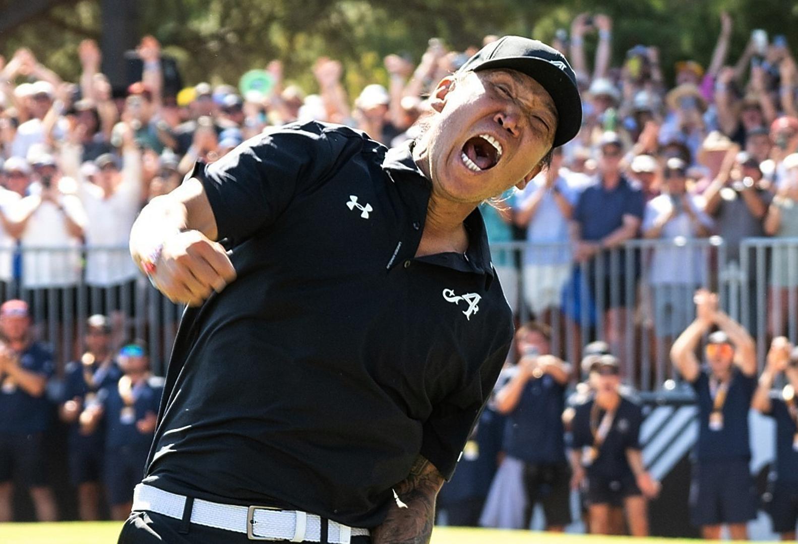 앤서니 김이 15일 끝난 LIV골프 애들레이드 최종 4라운드 18번홀에서 챔피언 퍼트에 성공한 뒤 환호하고 있다. 앤서니 김은 미국프로골프(PGA)투어 소속이던 2010년 휴스턴 오픈 우승 이후 16년 만에 우승 트로피를 들어 올렸다. 애들레이드=AP 뉴시스