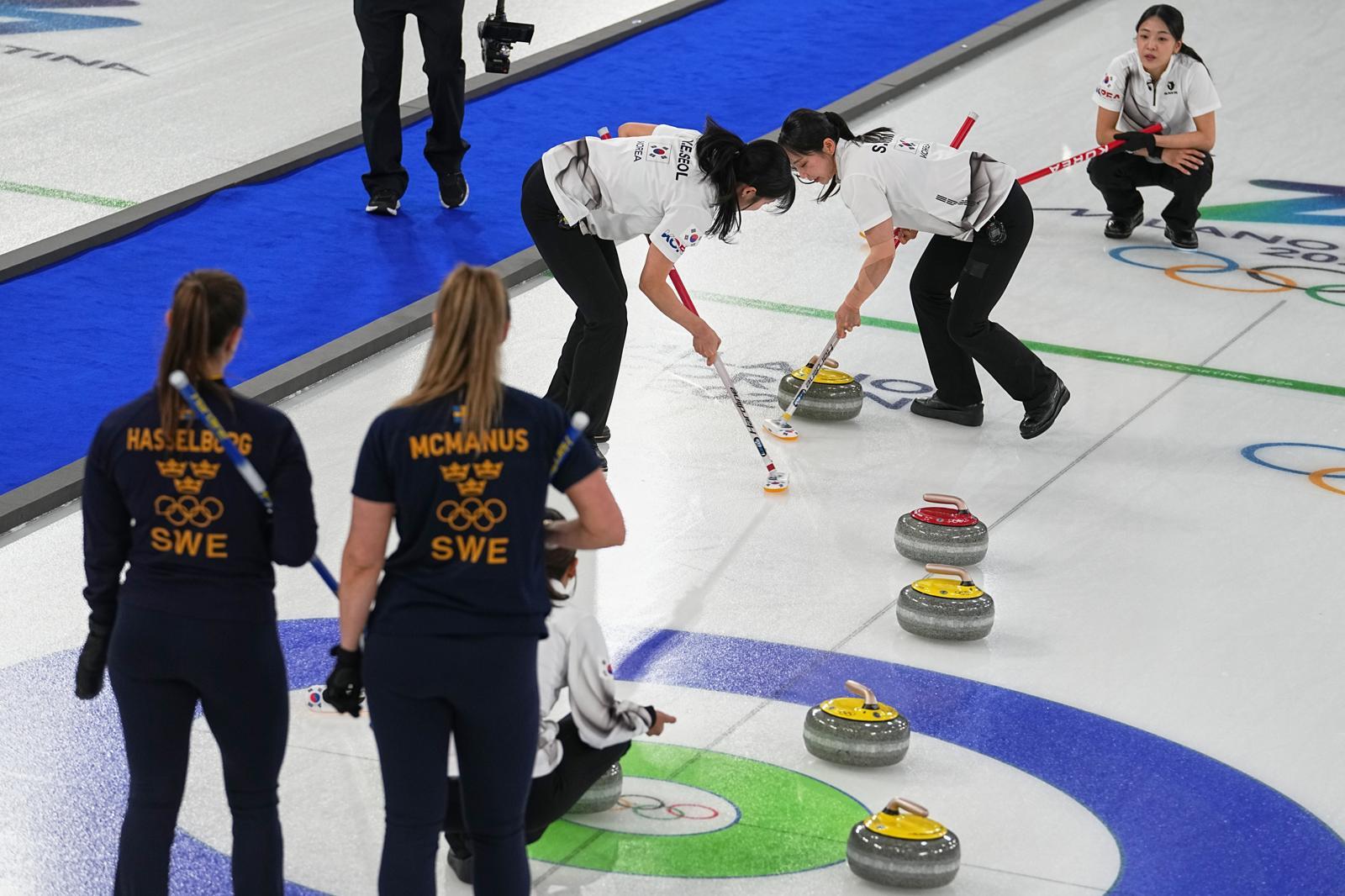 한국 여자 컬링 대표팀의 서드 김민지(오른쪽 위)가 투구한 스톤을 스위핑하고 있는 설예은(가운데 왼쪽)과 김수지. 한국은 18일 열린 2026 밀라노-코르티나담페초 겨울올림픽 라운드로빈(예선) 8차전에서 강호 스웨덴에 8-3으로 승리하며 4강 불씨를 살렸다. 코르티나담페초=AP 뉴시스