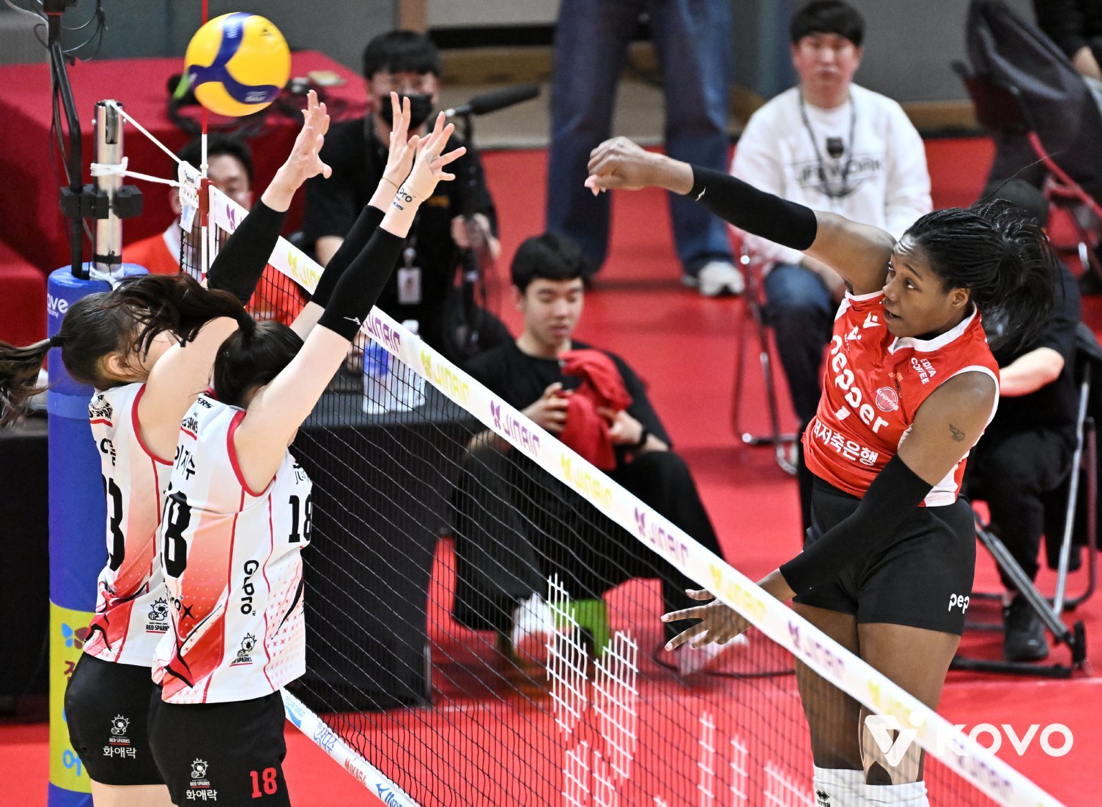 페퍼저축은행 외국인 선수 조이(오른쪽)가 18일 열린 2025-26 V리그 여자부 5라운드 정관장전에서 40점을 올리며 팀 승리를 이끌었다. (KOVO 제공)