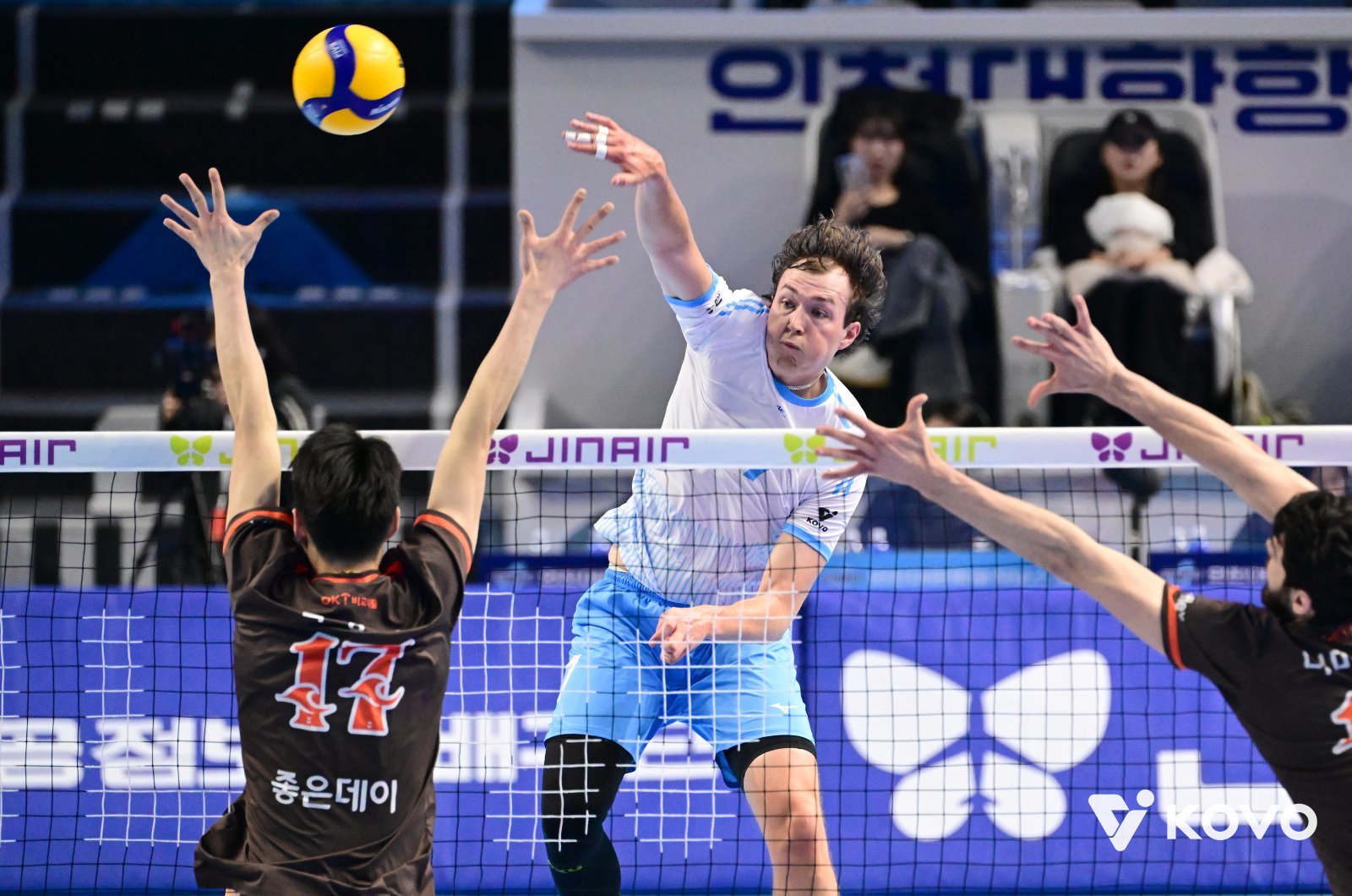 대한항공 이든이 18일 열린 2025-26 V리그 남자부 5라운드 OK저축은행전에서 13점을 올리며 팀 승리를 이끌었다. (KOVO 제공)