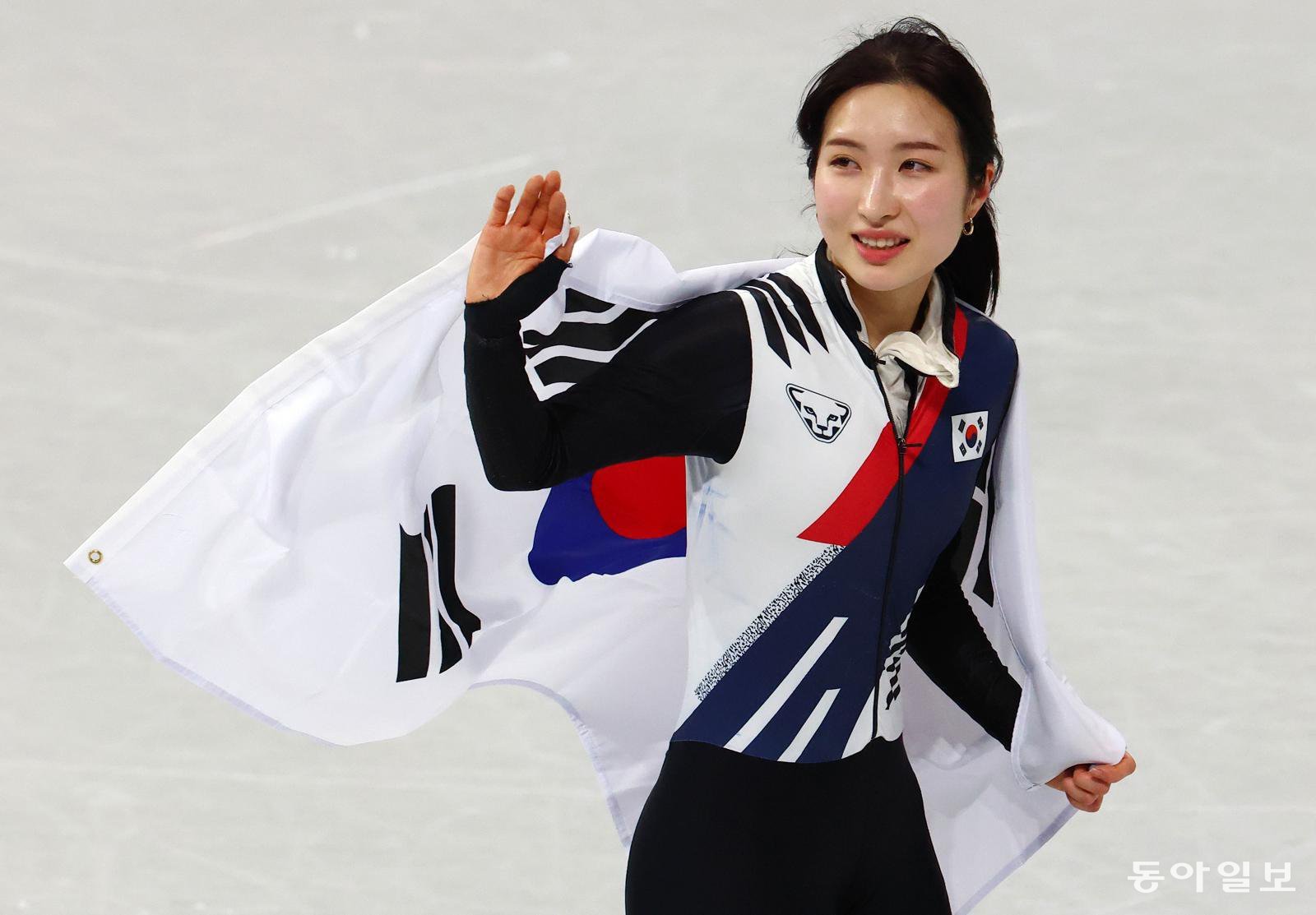 김길리가 16일 이탈리아 밀라노 아이스스케이팅 아레나에서 열린 2026 밀라노-코르티나담페초 겨울올림픽 쇼트트랙 여자 1000m 결선에서 동메달을 따낸 뒤 태극기를 몸에 두른 채 관중에게 인사를 하고 있다. 김길리는 21일 최민정과 함께 여자 1500m에 출격해 한국 쇼트트랙의 이번 대회 개인전 첫 금메달에 도전한다. 밀라노=전영한 기자 scoopjyh@donga.com