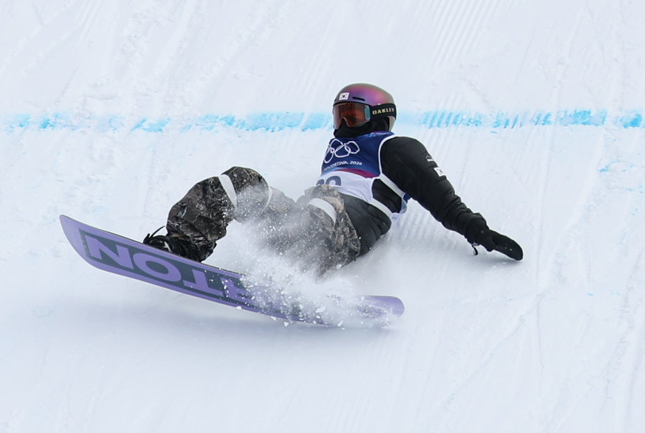 스노보더 유승은이 18일(현지시간) 이탈리아 리비뇨 스노파크에서 열린 2026 밀라노·코르티나담페초 동계올림픽 스노보드 여자 슬로프스타일 결선에 출전해 경기를 펼치고 있다. 2026.2.18. 뉴스1