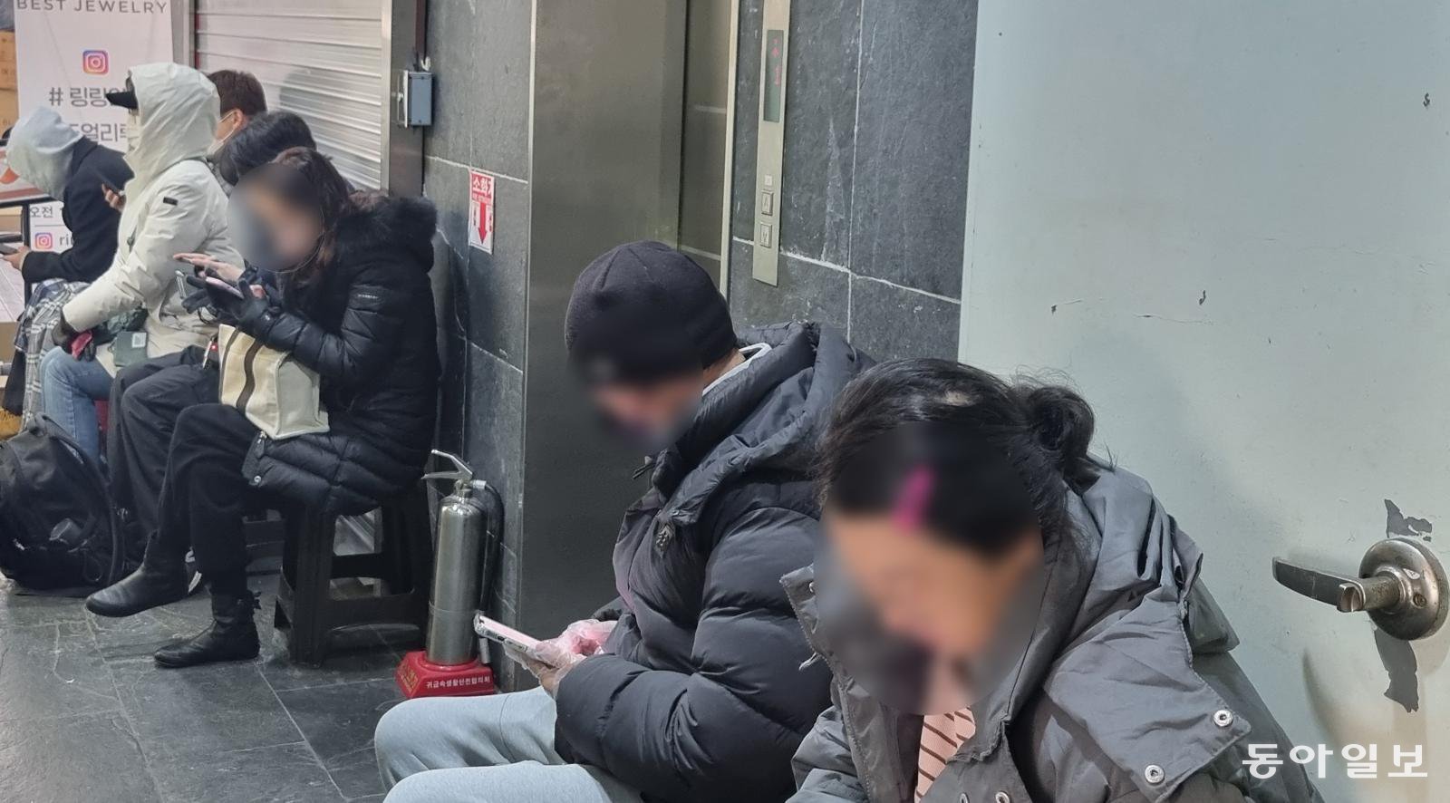 12일 오전 서울 종로구의 한 금은방 앞에 금을 사고팔려는 사람들이 앉아 있다. 최미송 기자 cms@donga.com