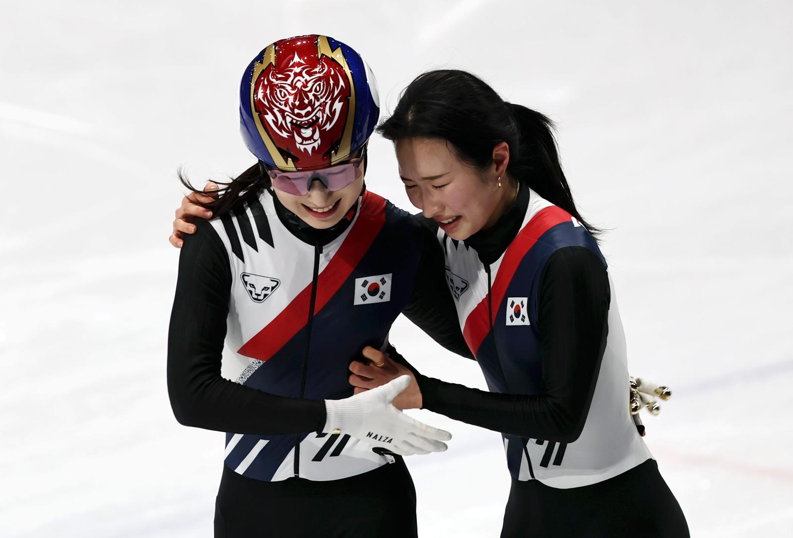 쇼트트랙 김길리와 최민정이 18일(현지 시간) 이탈리아 밀라노 아이스스케이팅 아레나에서 열린 2026 밀라노·코르티나 담페초 동계올림픽 여자 쇼트트랙 3000m 계주 결승에서 금메달을 획득하자 기뻐하고 있다. 2026.02.19. 밀라노=뉴시스