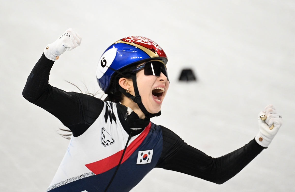 대한민국 여자 쇼트트랙 대표팀이 18일(현지시간) 이탈리아 밀라노 아이스스케이팅 아레나에서 열린 2026 밀라노·코르티나담페초 동계올림픽 쇼트트랙 여자 3000m 계주 결승에서 금메달이 확정된 뒤 태극기를 흔들며 환호하고 있다.전영한 기자 scoopjyh@donga.com