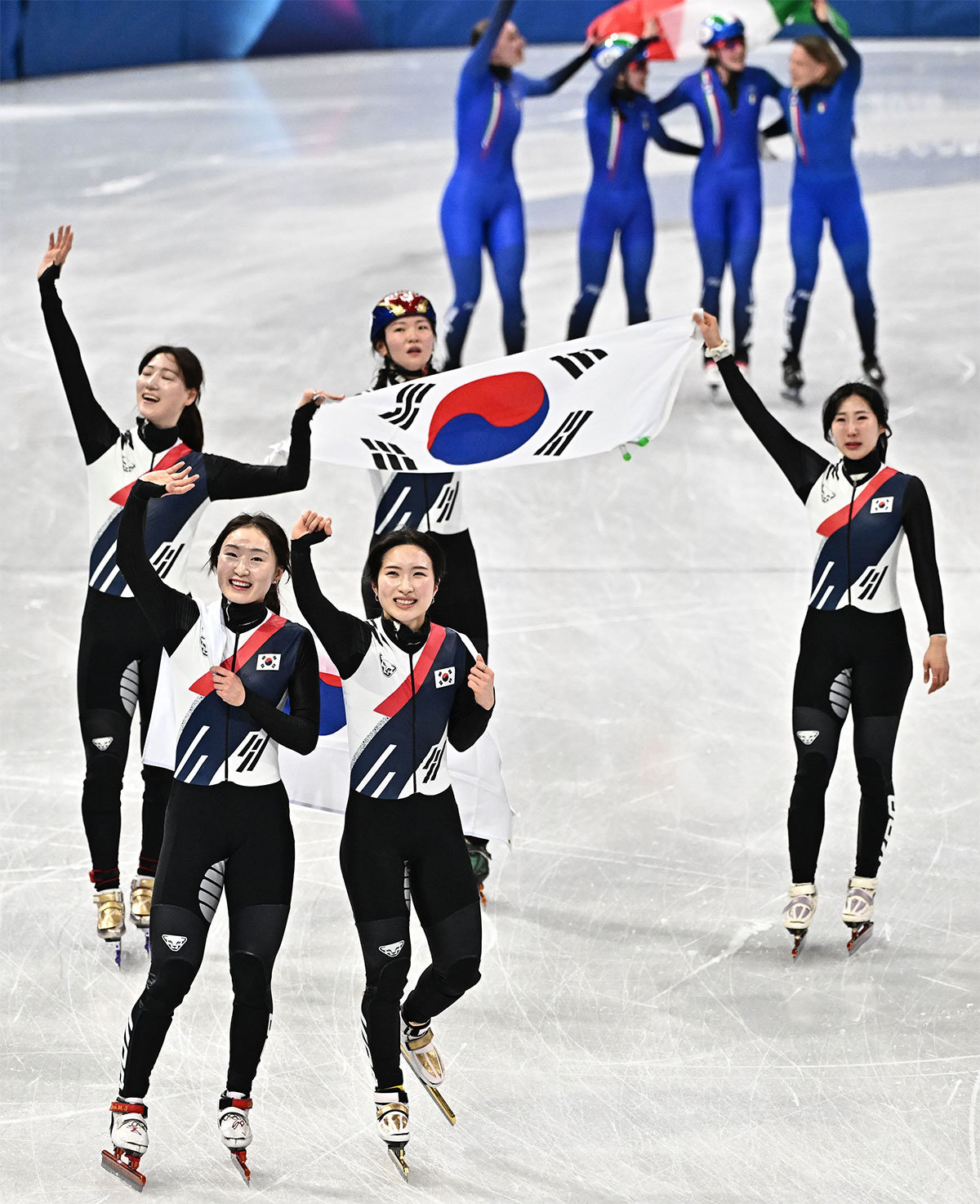 대한민국 여자 쇼트트랙 대표팀이 18일(현지시간) 이탈리아 밀라노 아이스스케이팅 아레나에서 열린 2026 밀라노·코르티나담페초 동계올림픽 쇼트트랙 여자 3000m 계주 결승에서 금메달이 확정된 뒤 태극기를 흔들며 환호하고 있다. 전영한 기자 scoopjyh@donga.com